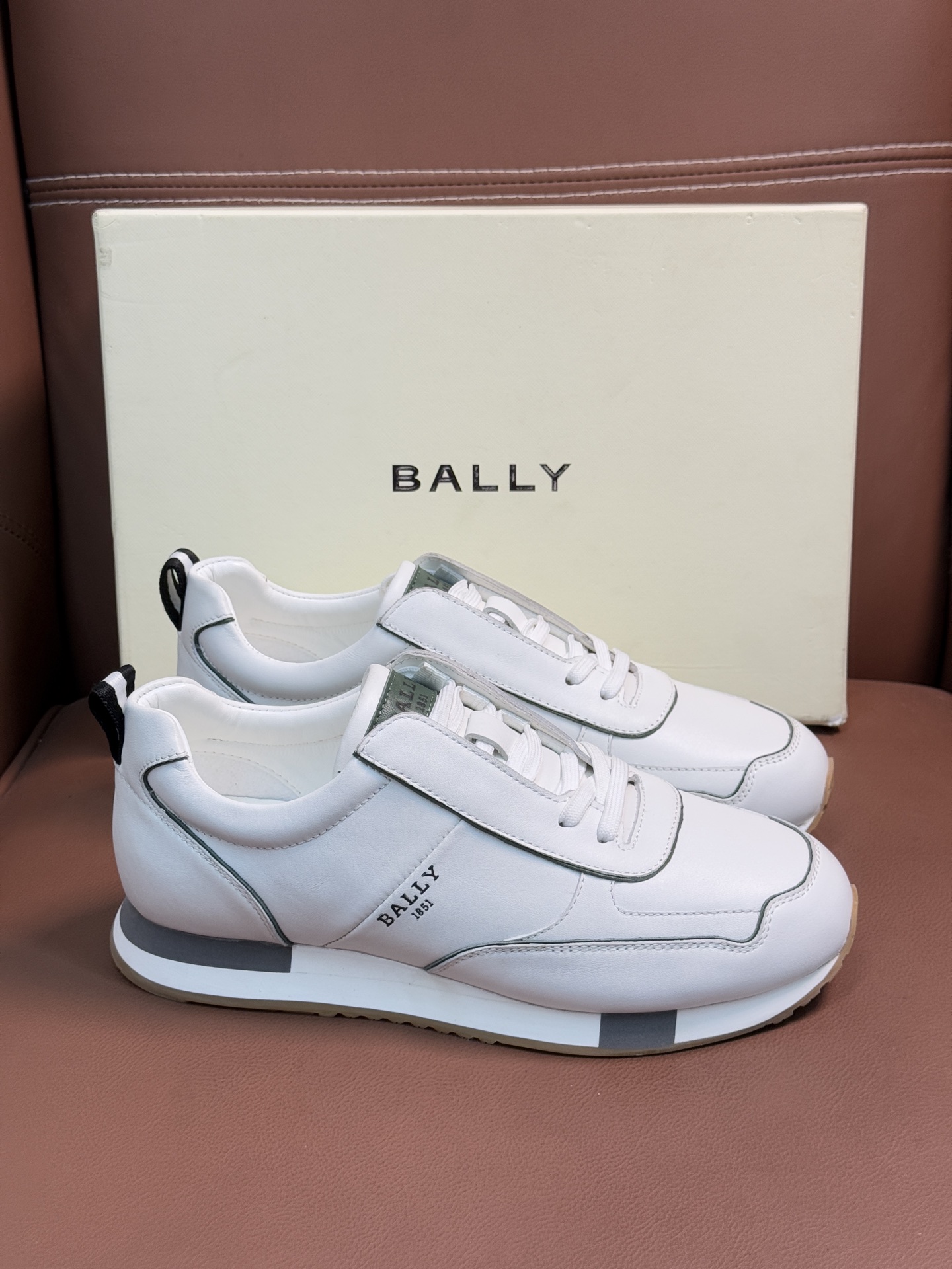 【 BALLY】巴利 P410💰
-高端品质 原单🔍🔍休闲运动鞋
-鞋面:进口🔝纳帕小牛皮、反绒小牛皮、品牌高丝光帆布、后跟高周波品牌logo
-内里:水染牛皮
-大底:超轻TPU·发泡;成型大底
-超高品控·做工精细:凸显(高端·贵气·档次)
-Size :39-44(38,45,可订做)