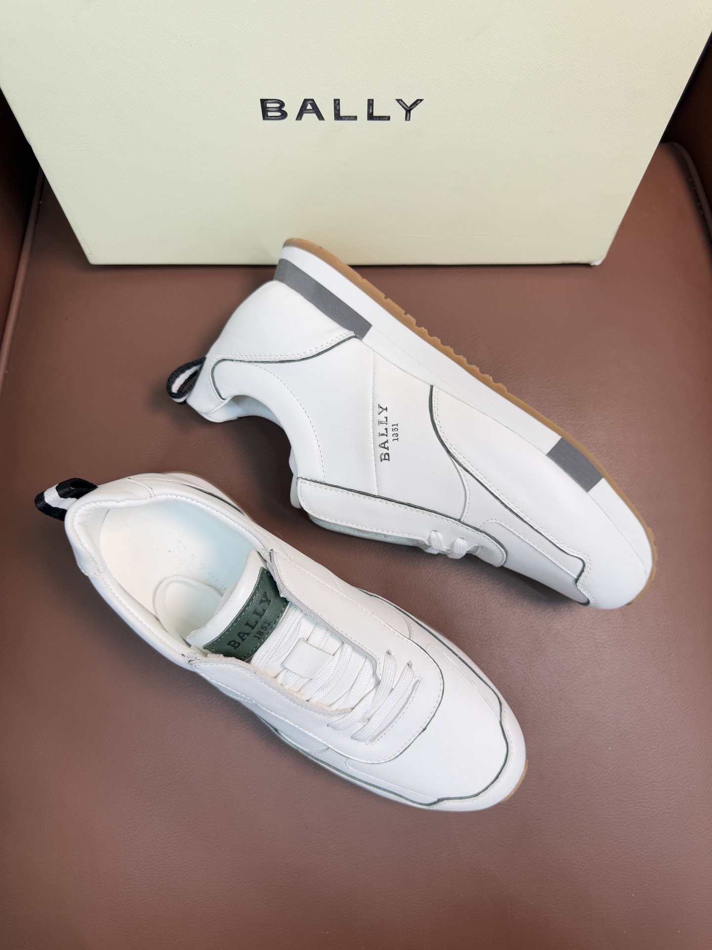 【 BALLY】巴利 P410💰
-高端品质 原单🔍🔍休闲运动鞋
-鞋面:进口🔝纳帕小牛皮、反绒小牛皮、品牌高丝光帆布、后跟高周波品牌logo
-内里:水染牛皮
-大底:超轻TPU·发泡;成型大底
-超高品控·做工精细:凸显(高端·贵气·档次)
-Size :39-44(38,45,可订做)