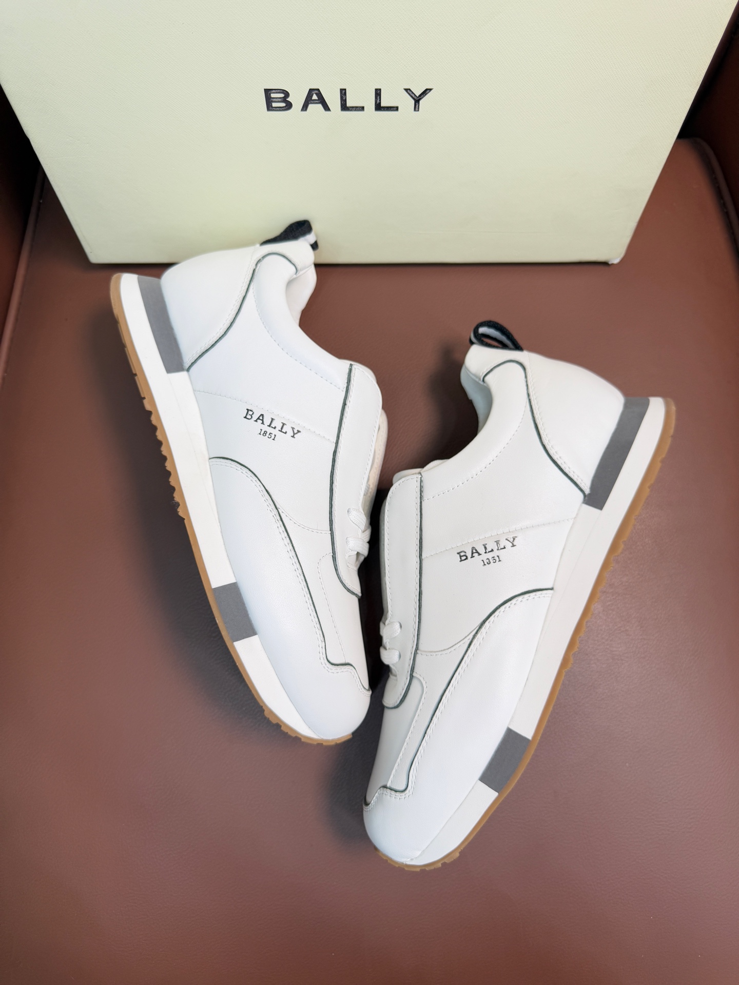 【 BALLY】巴利 P410💰
-高端品质 原单🔍🔍休闲运动鞋
-鞋面:进口🔝纳帕小牛皮、反绒小牛皮、品牌高丝光帆布、后跟高周波品牌logo
-内里:水染牛皮
-大底:超轻TPU·发泡;成型大底
-超高品控·做工精细:凸显(高端·贵气·档次)
-Size :39-44(38,45,可订做)