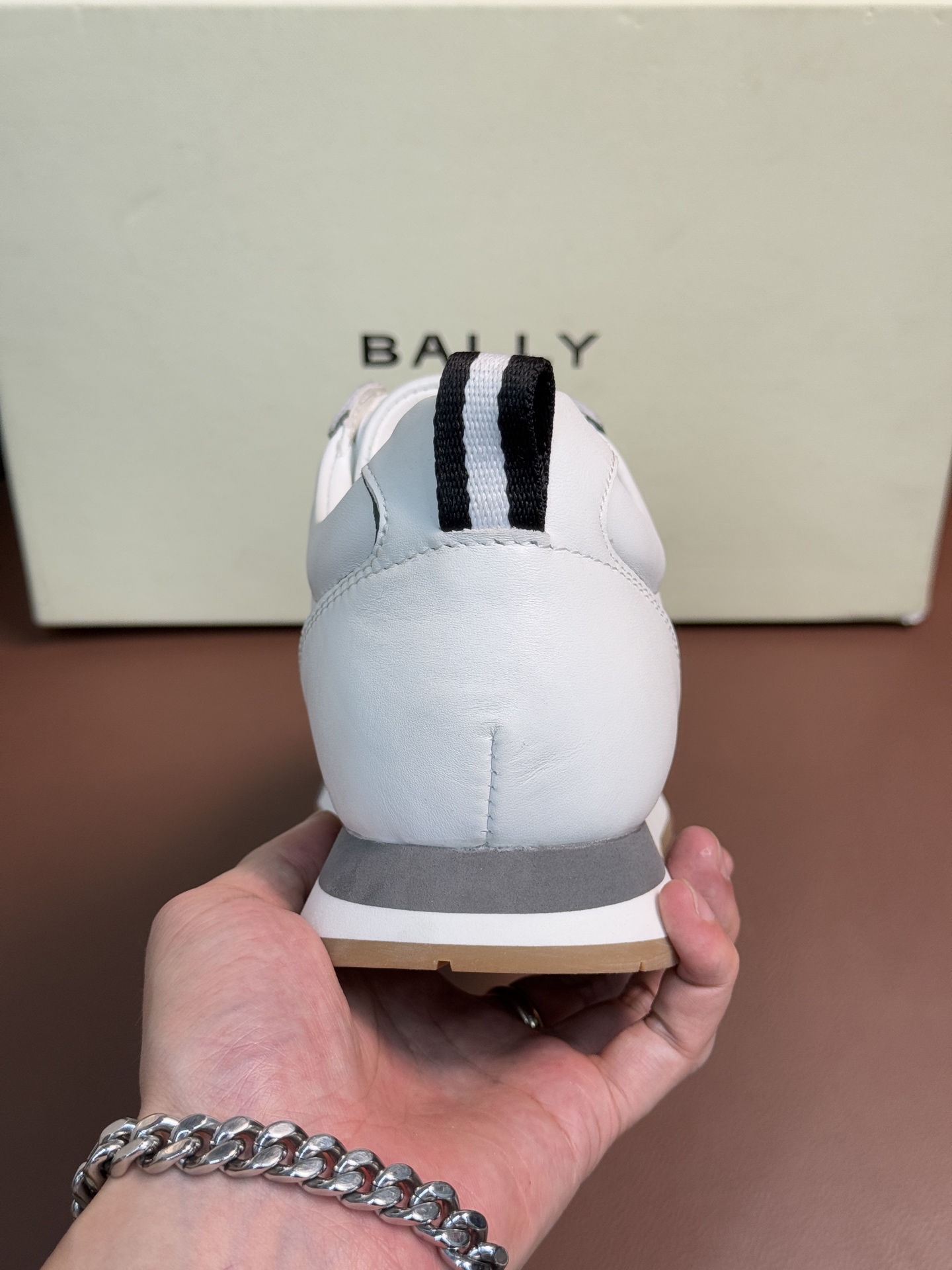 【 BALLY】巴利 P410💰
-高端品质 原单🔍🔍休闲运动鞋
-鞋面:进口🔝纳帕小牛皮、反绒小牛皮、品牌高丝光帆布、后跟高周波品牌logo
-内里:水染牛皮
-大底:超轻TPU·发泡;成型大底
-超高品控·做工精细:凸显(高端·贵气·档次)
-Size :39-44(38,45,可订做)