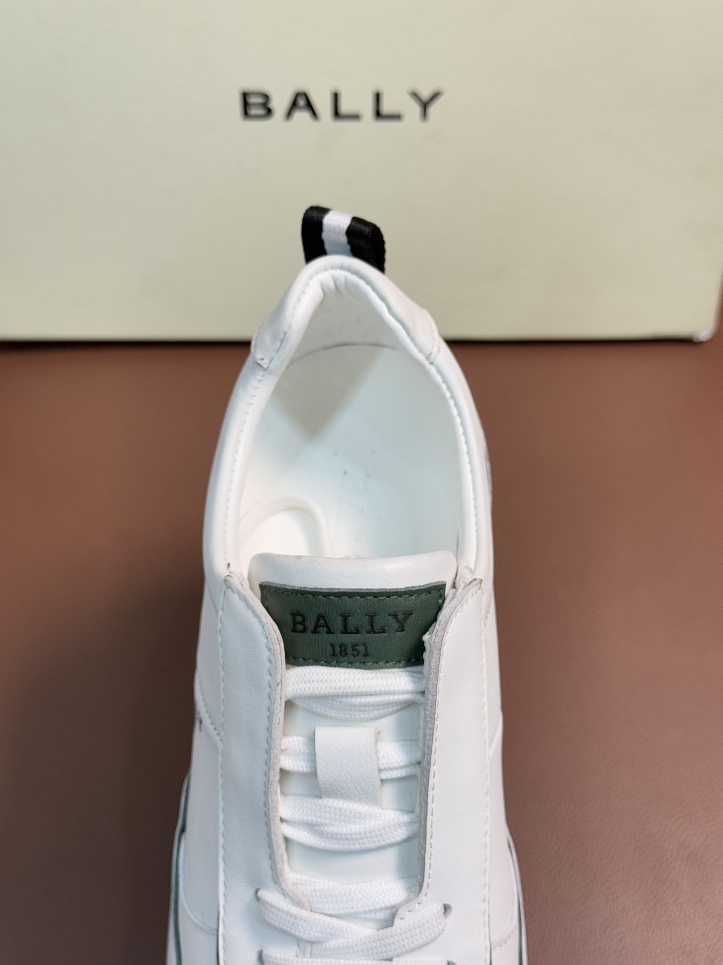 【 BALLY】巴利 P410💰
-高端品质 原单🔍🔍休闲运动鞋
-鞋面:进口🔝纳帕小牛皮、反绒小牛皮、品牌高丝光帆布、后跟高周波品牌logo
-内里:水染牛皮
-大底:超轻TPU·发泡;成型大底
-超高品控·做工精细:凸显(高端·贵气·档次)
-Size :39-44(38,45,可订做)
