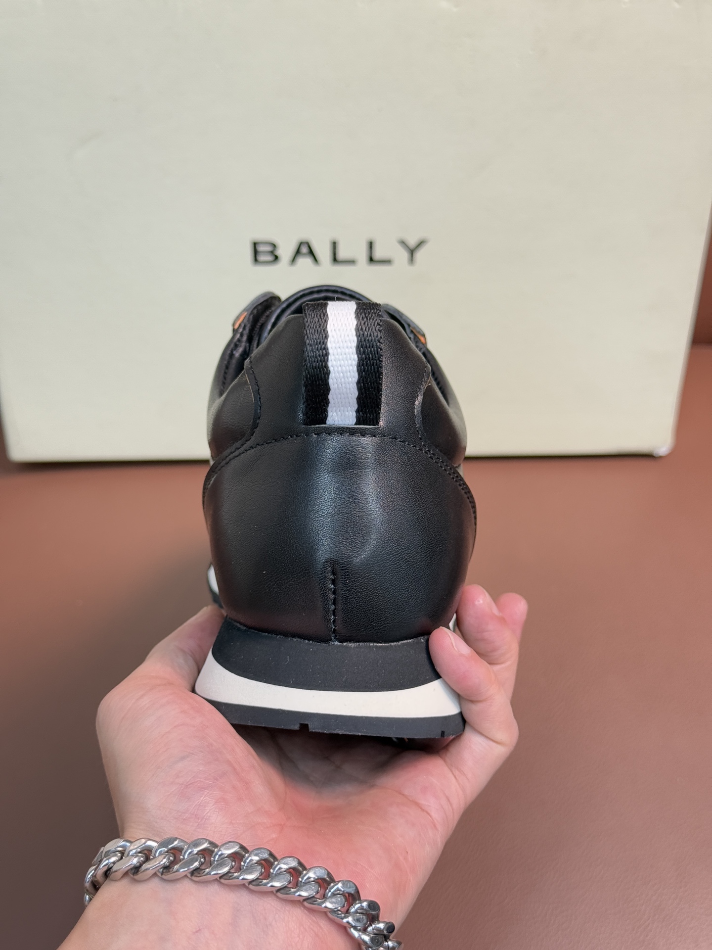 【 BALLY】巴利 P410💰
-高端品质 原单🔍🔍休闲运动鞋
-鞋面:进口🔝纳帕小牛皮、反绒小牛皮、品牌高丝光帆布、后跟高周波品牌logo
-内里:水染牛皮
-大底:超轻TPU·发泡;成型大底
-超高品控·做工精细:凸显(高端·贵气·档次)
-Size :39-44(38,45,可订做)