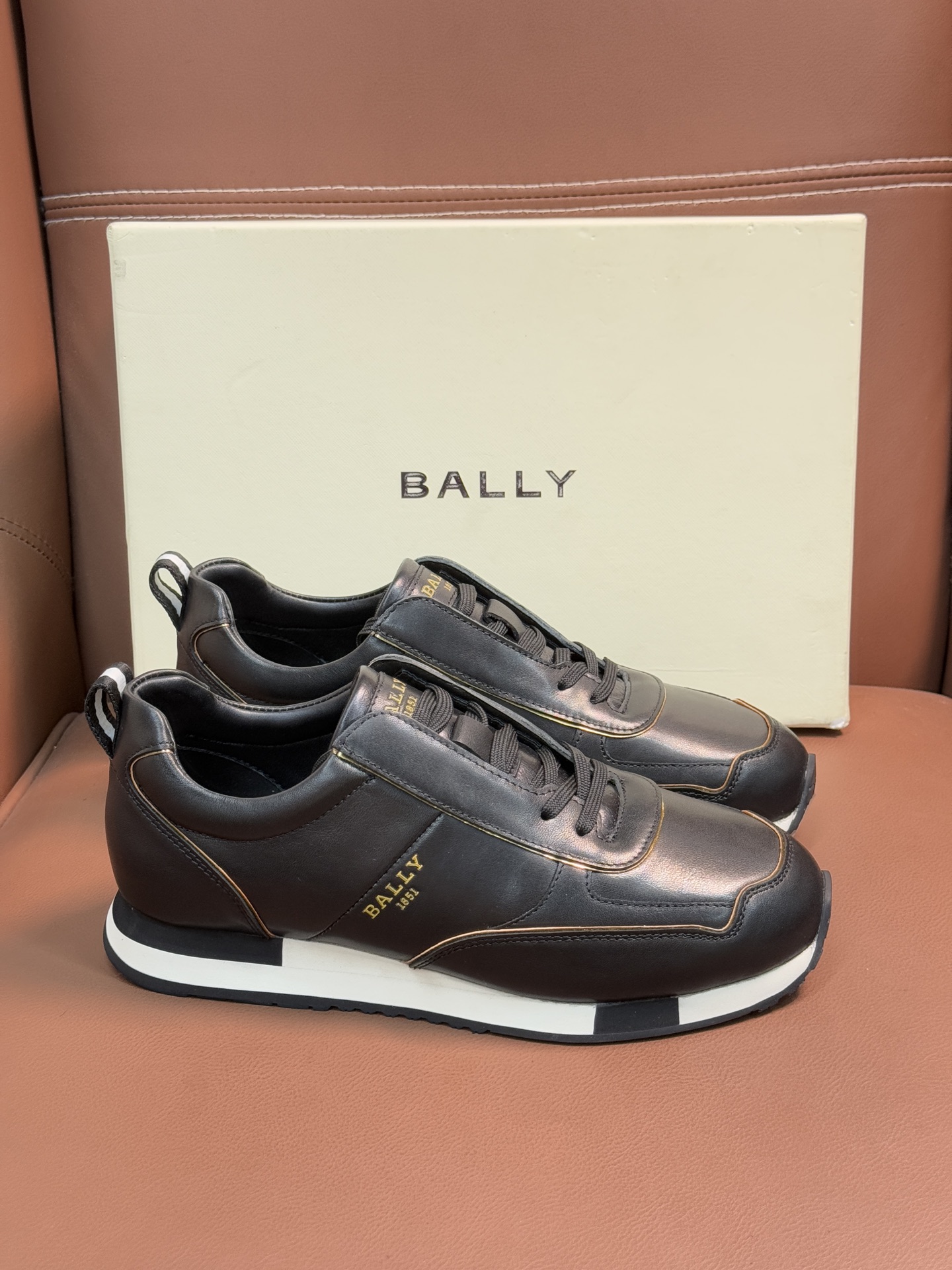 【 BALLY】巴利 P410💰
-高端品质 原单🔍🔍休闲运动鞋
-鞋面:进口🔝纳帕小牛皮、反绒小牛皮、品牌高丝光帆布、后跟高周波品牌logo
-内里:水染牛皮
-大底:超轻TPU·发泡;成型大底
-超高品控·做工精细:凸显(高端·贵气·档次)
-Size :39-44(38,45,可订做)