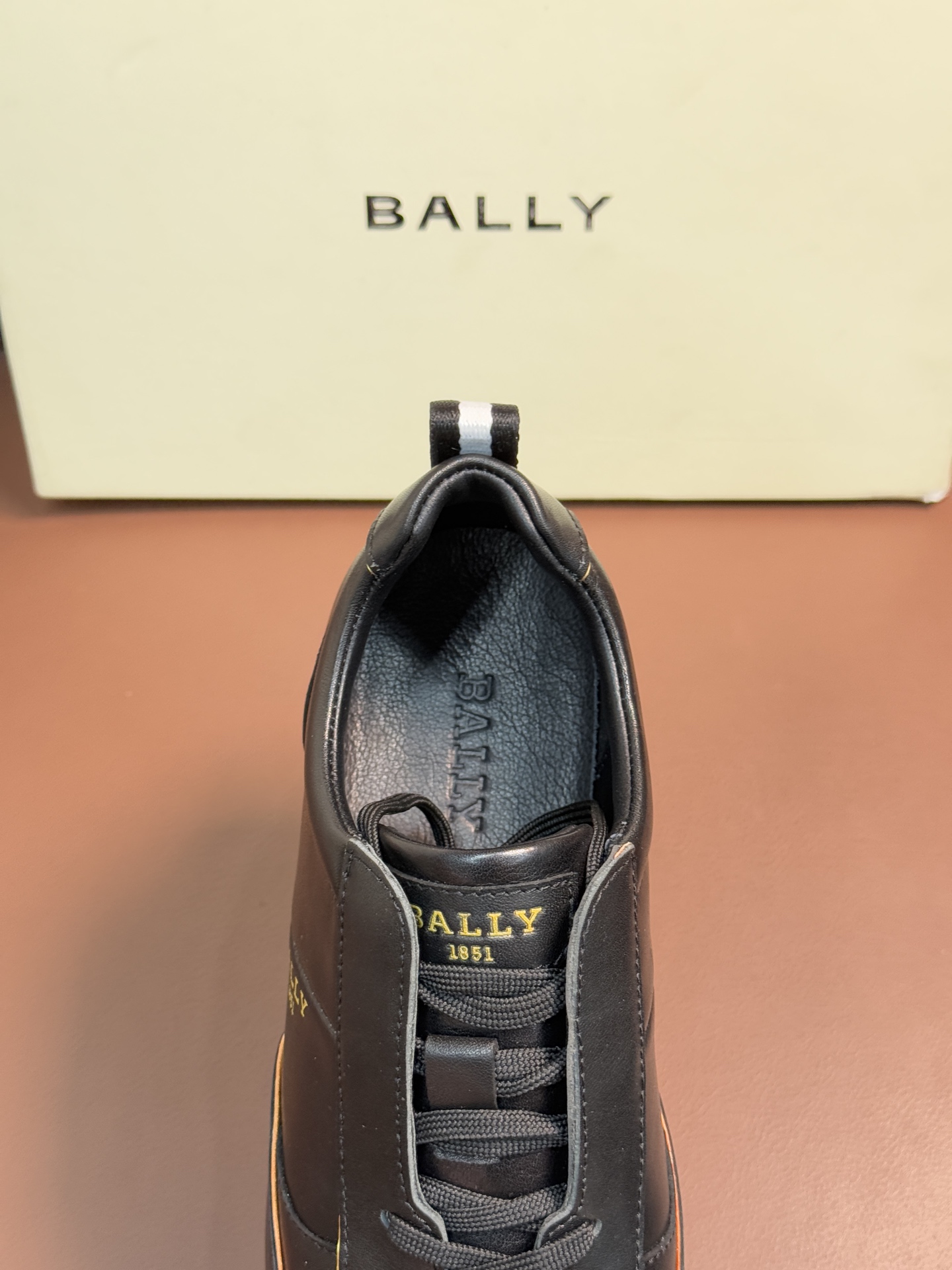 【 BALLY】巴利 P410💰
-高端品质 原单🔍🔍休闲运动鞋
-鞋面:进口🔝纳帕小牛皮、反绒小牛皮、品牌高丝光帆布、后跟高周波品牌logo
-内里:水染牛皮
-大底:超轻TPU·发泡;成型大底
-超高品控·做工精细:凸显(高端·贵气·档次)
-Size :39-44(38,45,可订做)