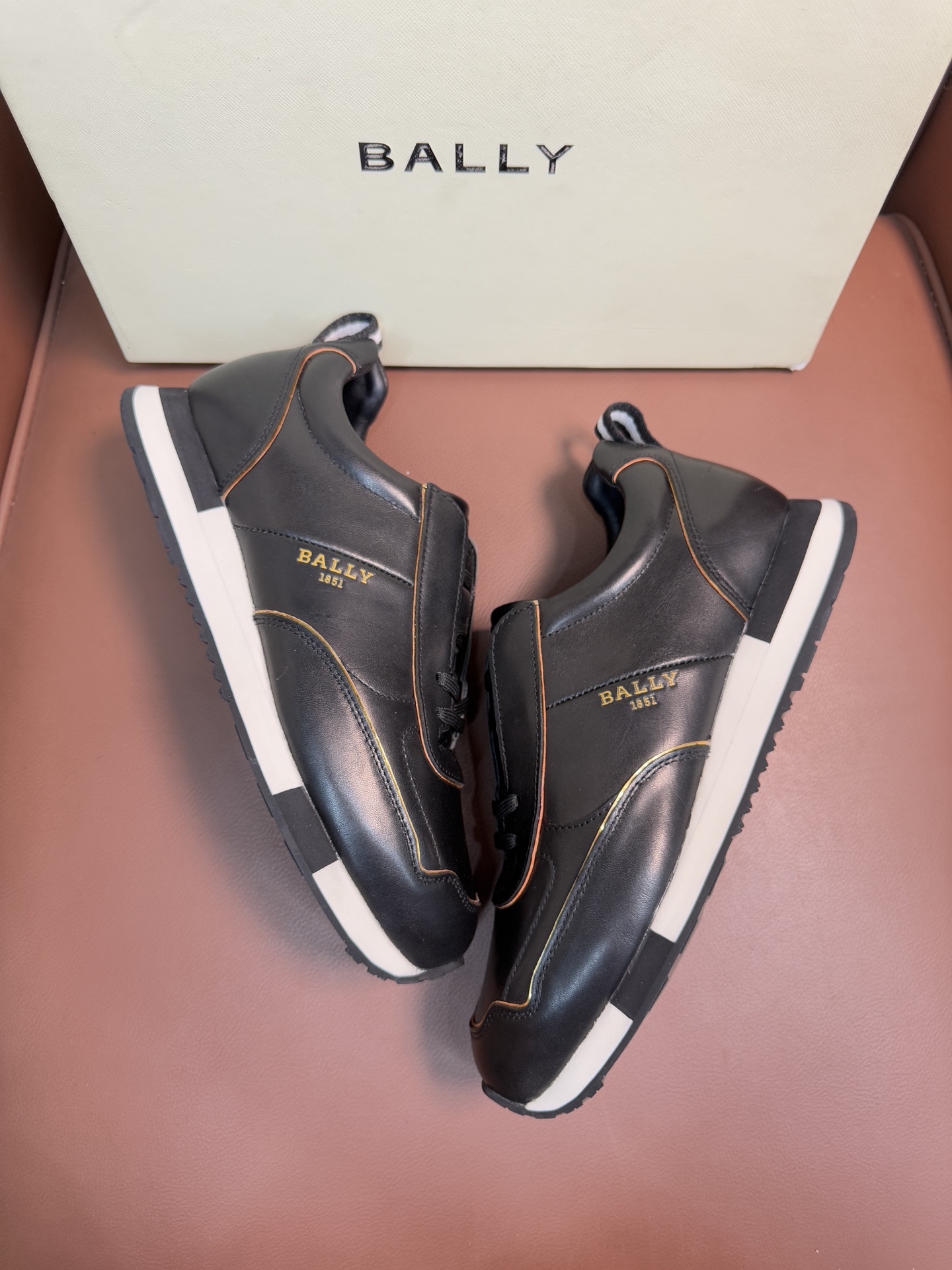 【 BALLY】巴利 P410💰
-高端品质 原单🔍🔍休闲运动鞋
-鞋面:进口🔝纳帕小牛皮、反绒小牛皮、品牌高丝光帆布、后跟高周波品牌logo
-内里:水染牛皮
-大底:超轻TPU·发泡;成型大底
-超高品控·做工精细:凸显(高端·贵气·档次)
-Size :39-44(38,45,可订做)