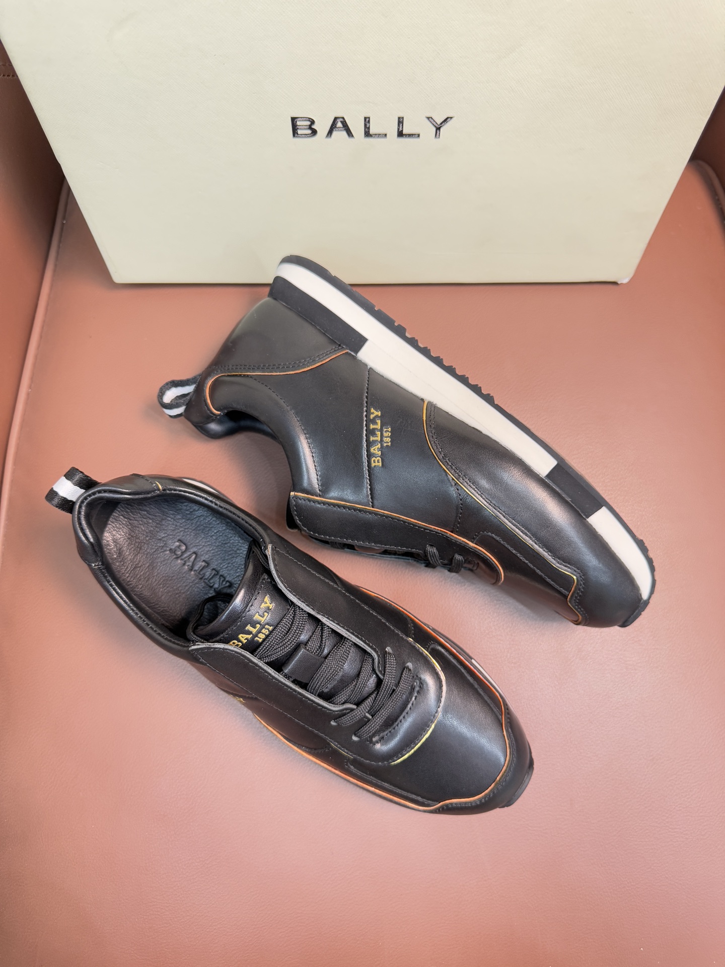 【 BALLY】巴利 P410💰
-高端品质 原单🔍🔍休闲运动鞋
-鞋面:进口🔝纳帕小牛皮、反绒小牛皮、品牌高丝光帆布、后跟高周波品牌logo
-内里:水染牛皮
-大底:超轻TPU·发泡;成型大底
-超高品控·做工精细:凸显(高端·贵气·档次)
-Size :39-44(38,45,可订做)