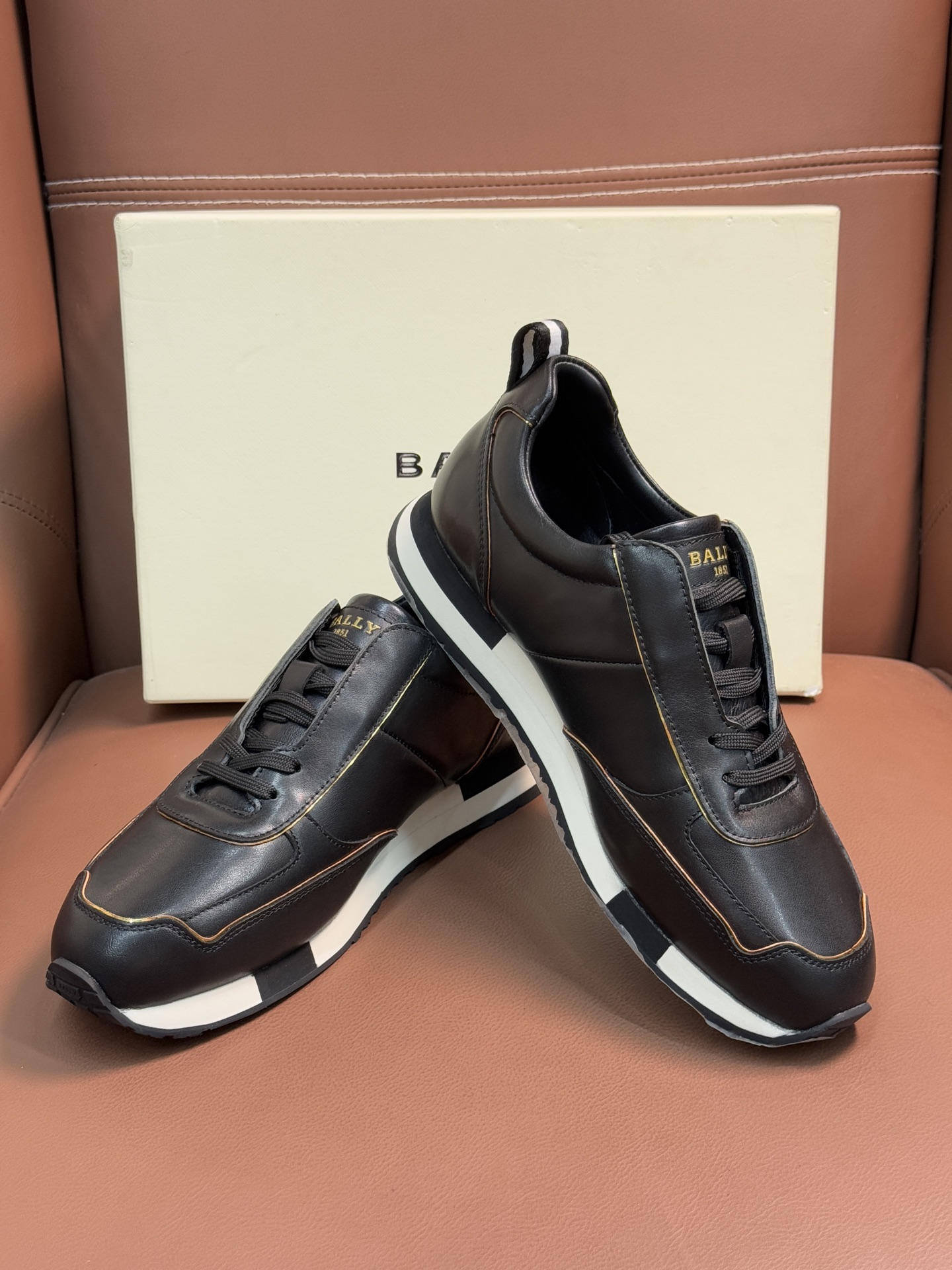 【 BALLY】巴利 P410💰
-高端品质 原单🔍🔍休闲运动鞋
-鞋面:进口🔝纳帕小牛皮、反绒小牛皮、品牌高丝光帆布、后跟高周波品牌logo
-内里:水染牛皮
-大底:超轻TPU·发泡;成型大底
-超高品控·做工精细:凸显(高端·贵气·档次)
-Size :39-44(38,45,可订做)