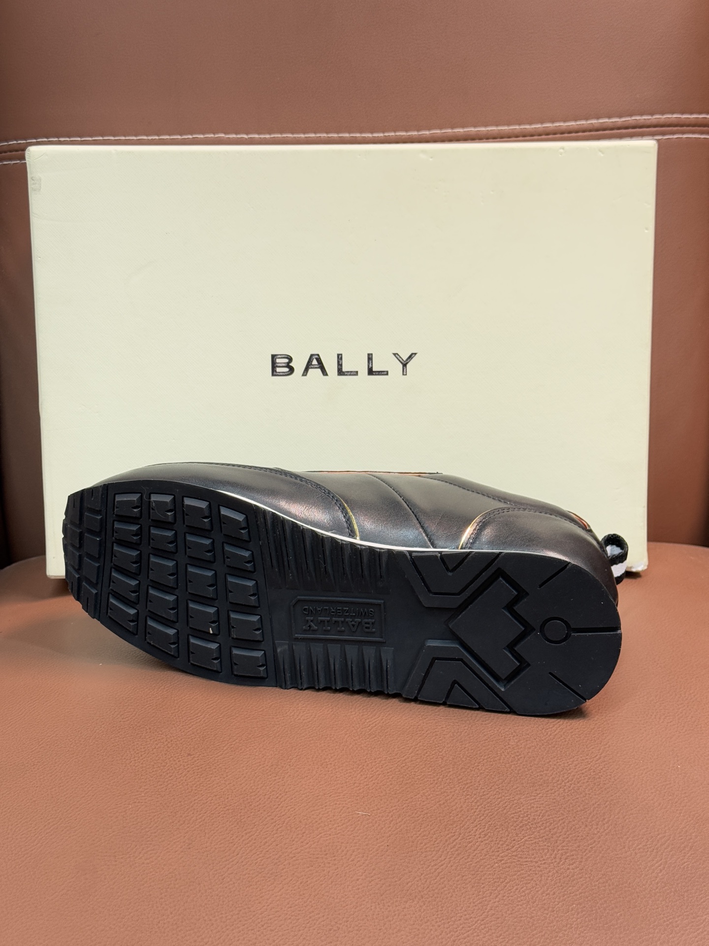 【 BALLY】巴利 P410💰
-高端品质 原单🔍🔍休闲运动鞋
-鞋面:进口🔝纳帕小牛皮、反绒小牛皮、品牌高丝光帆布、后跟高周波品牌logo
-内里:水染牛皮
-大底:超轻TPU·发泡;成型大底
-超高品控·做工精细:凸显(高端·贵气·档次)
-Size :39-44(38,45,可订做)