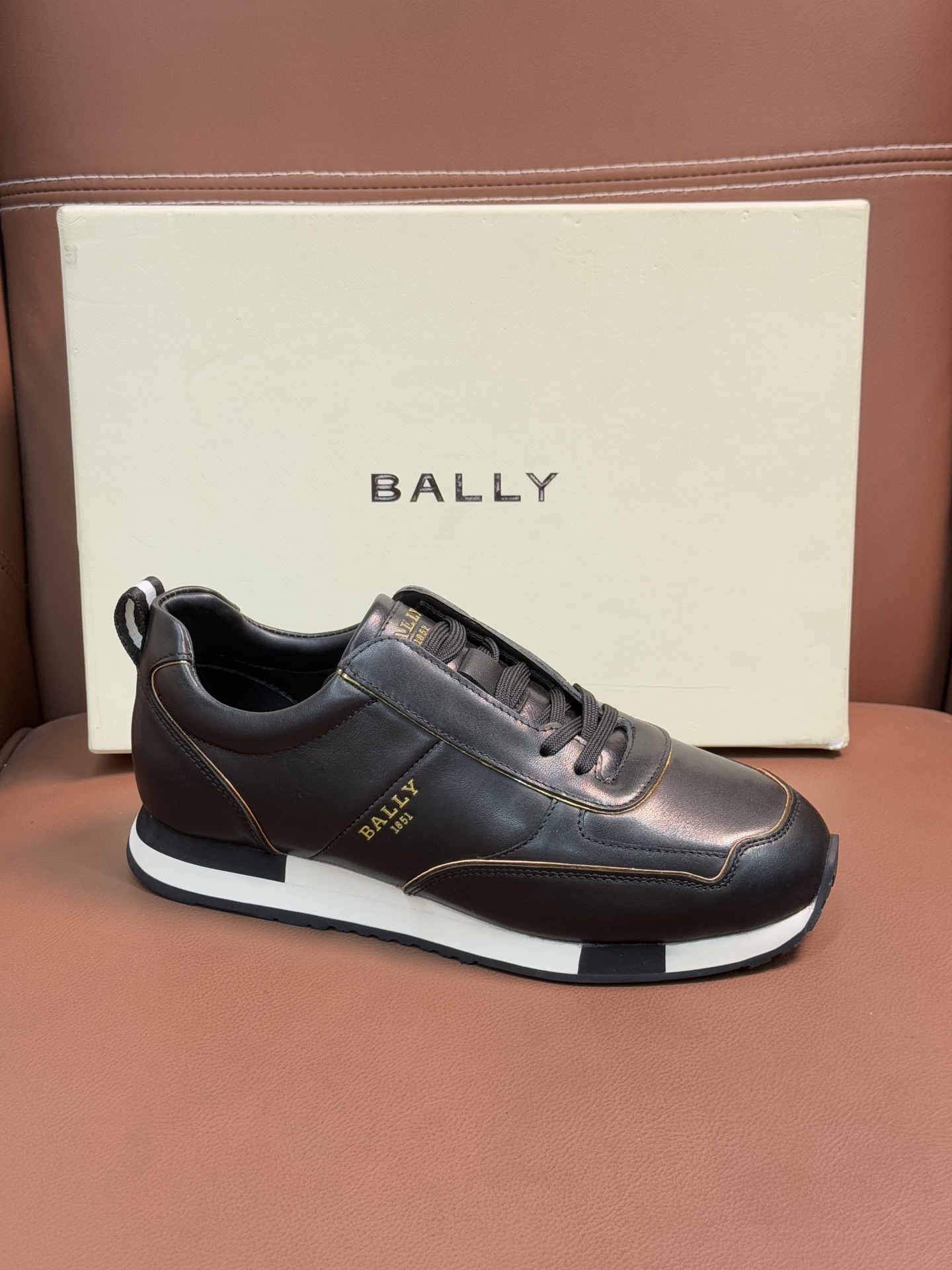 【 BALLY】巴利 P410💰
-高端品质 原单🔍🔍休闲运动鞋
-鞋面:进口🔝纳帕小牛皮、反绒小牛皮、品牌高丝光帆布、后跟高周波品牌logo
-内里:水染牛皮
-大底:超轻TPU·发泡;成型大底
-超高品控·做工精细:凸显(高端·贵气·档次)
-Size :39-44(38,45,可订做)