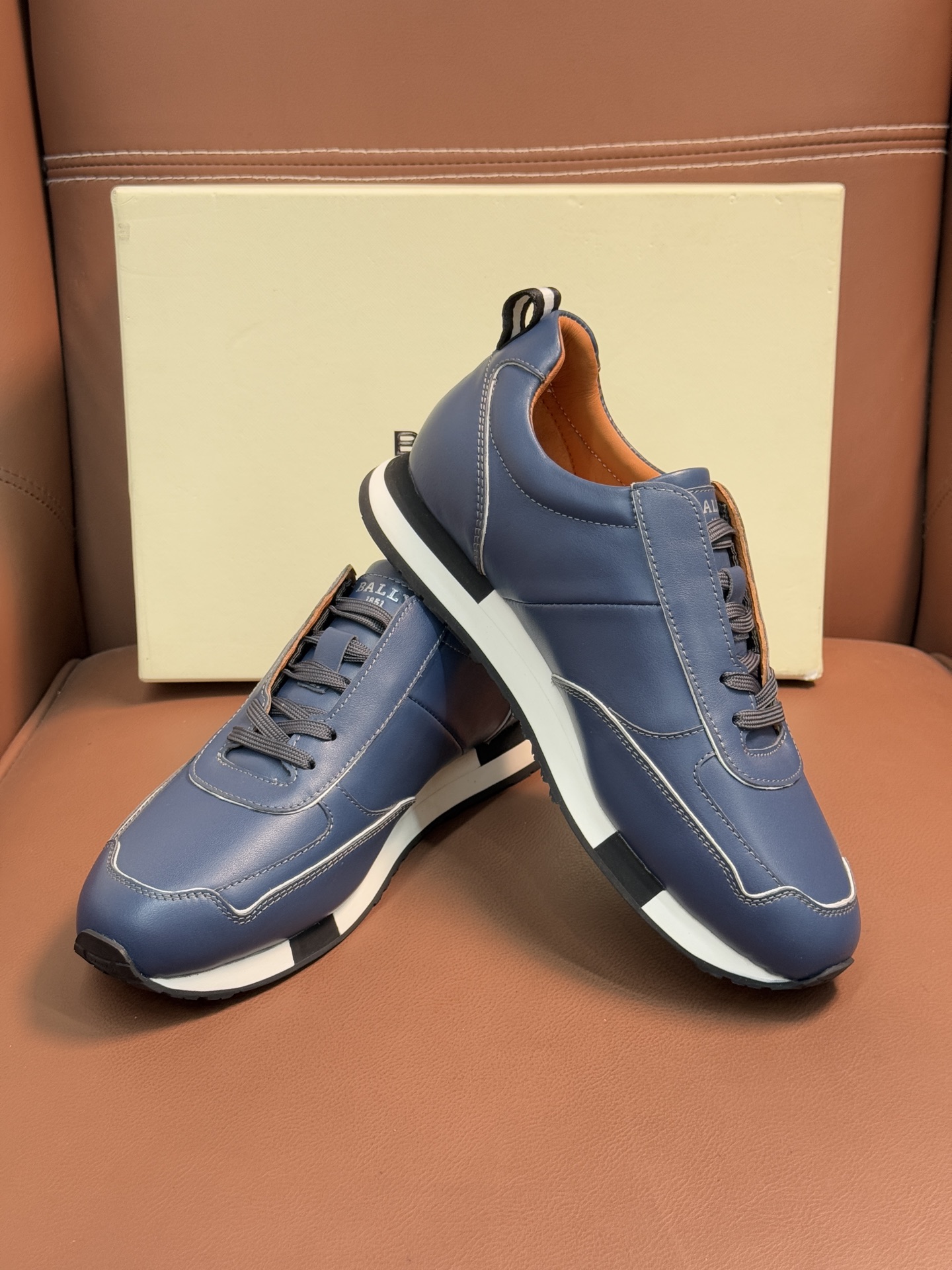 【 BALLY】巴利 P410💰
-高端品质 原单🔍🔍休闲运动鞋
-鞋面:进口🔝纳帕小牛皮、反绒小牛皮、品牌高丝光帆布、后跟高周波品牌logo
-内里:水染牛皮
-大底:超轻TPU·发泡;成型大底
-超高品控·做工精细:凸显(高端·贵气·档次)
-Size :39-44(38,45,可订做)