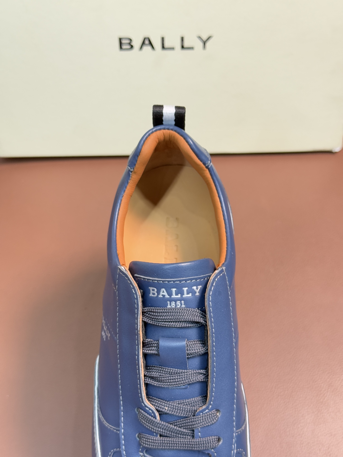 【 BALLY】巴利 P410💰
-高端品质 原单🔍🔍休闲运动鞋
-鞋面:进口🔝纳帕小牛皮、反绒小牛皮、品牌高丝光帆布、后跟高周波品牌logo
-内里:水染牛皮
-大底:超轻TPU·发泡;成型大底
-超高品控·做工精细:凸显(高端·贵气·档次)
-Size :39-44(38,45,可订做)