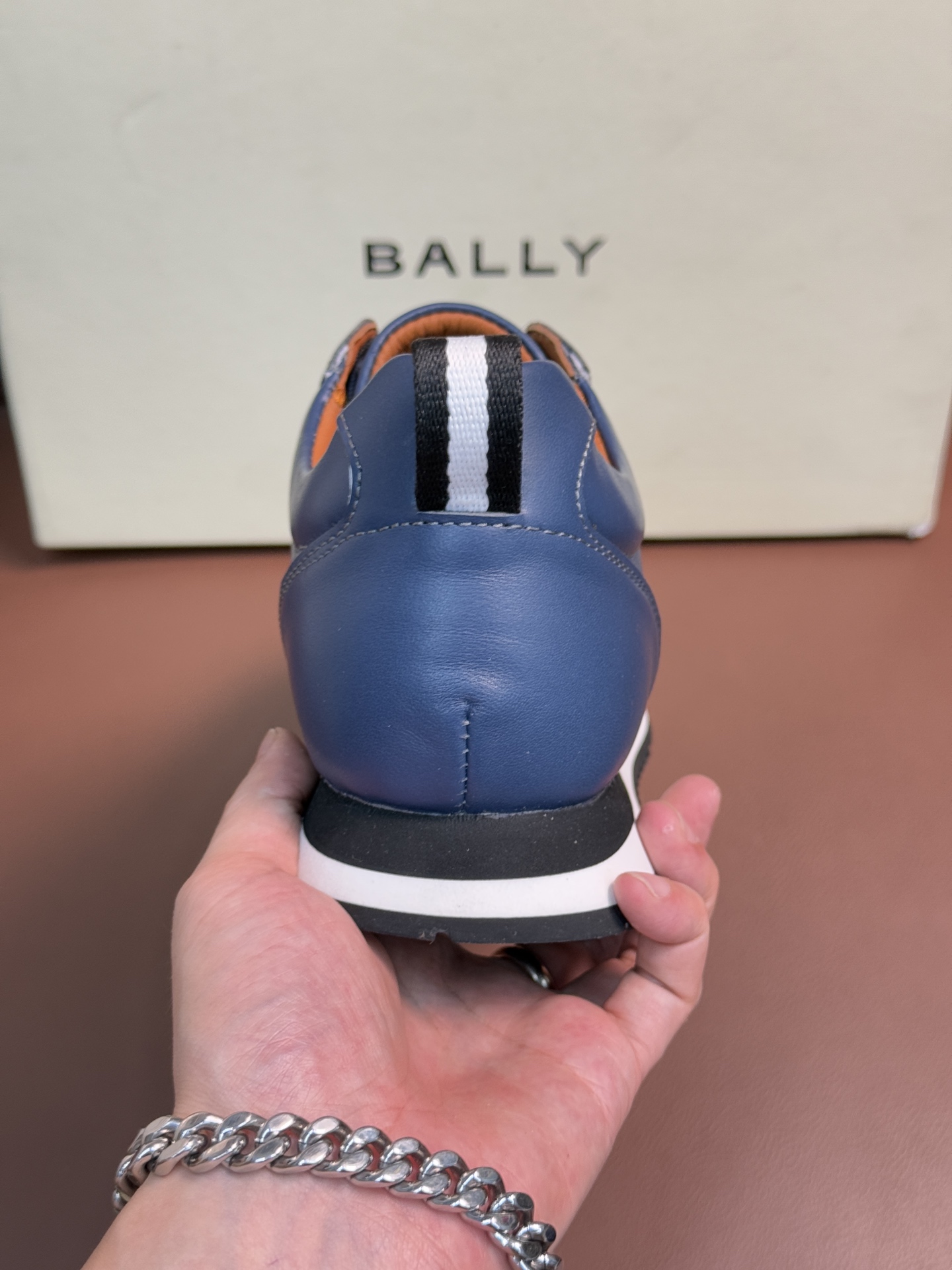 【 BALLY】巴利 P410💰
-高端品质 原单🔍🔍休闲运动鞋
-鞋面:进口🔝纳帕小牛皮、反绒小牛皮、品牌高丝光帆布、后跟高周波品牌logo
-内里:水染牛皮
-大底:超轻TPU·发泡;成型大底
-超高品控·做工精细:凸显(高端·贵气·档次)
-Size :39-44(38,45,可订做)