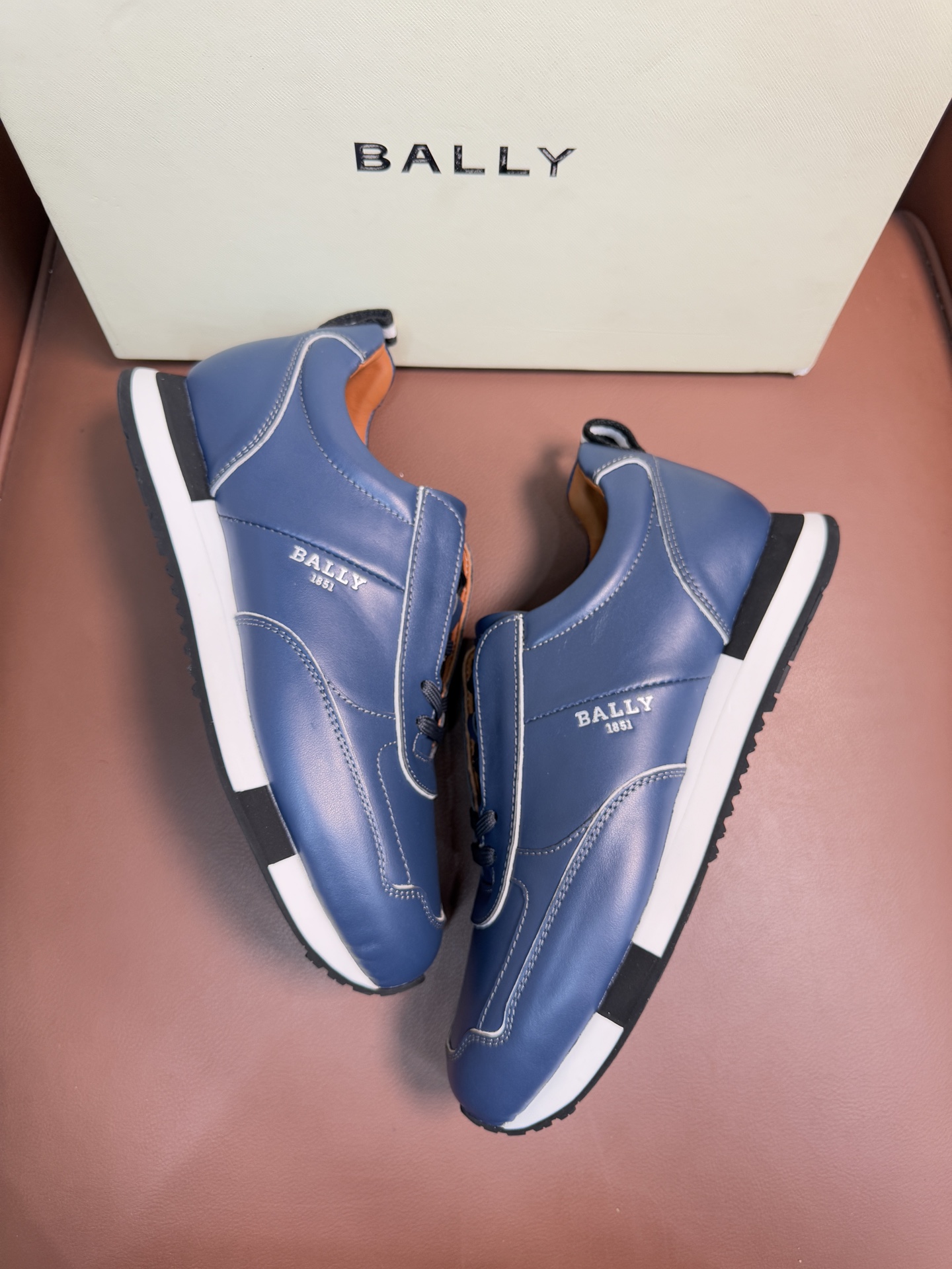 【 BALLY】巴利 P410💰
-高端品质 原单🔍🔍休闲运动鞋
-鞋面:进口🔝纳帕小牛皮、反绒小牛皮、品牌高丝光帆布、后跟高周波品牌logo
-内里:水染牛皮
-大底:超轻TPU·发泡;成型大底
-超高品控·做工精细:凸显(高端·贵气·档次)
-Size :39-44(38,45,可订做)