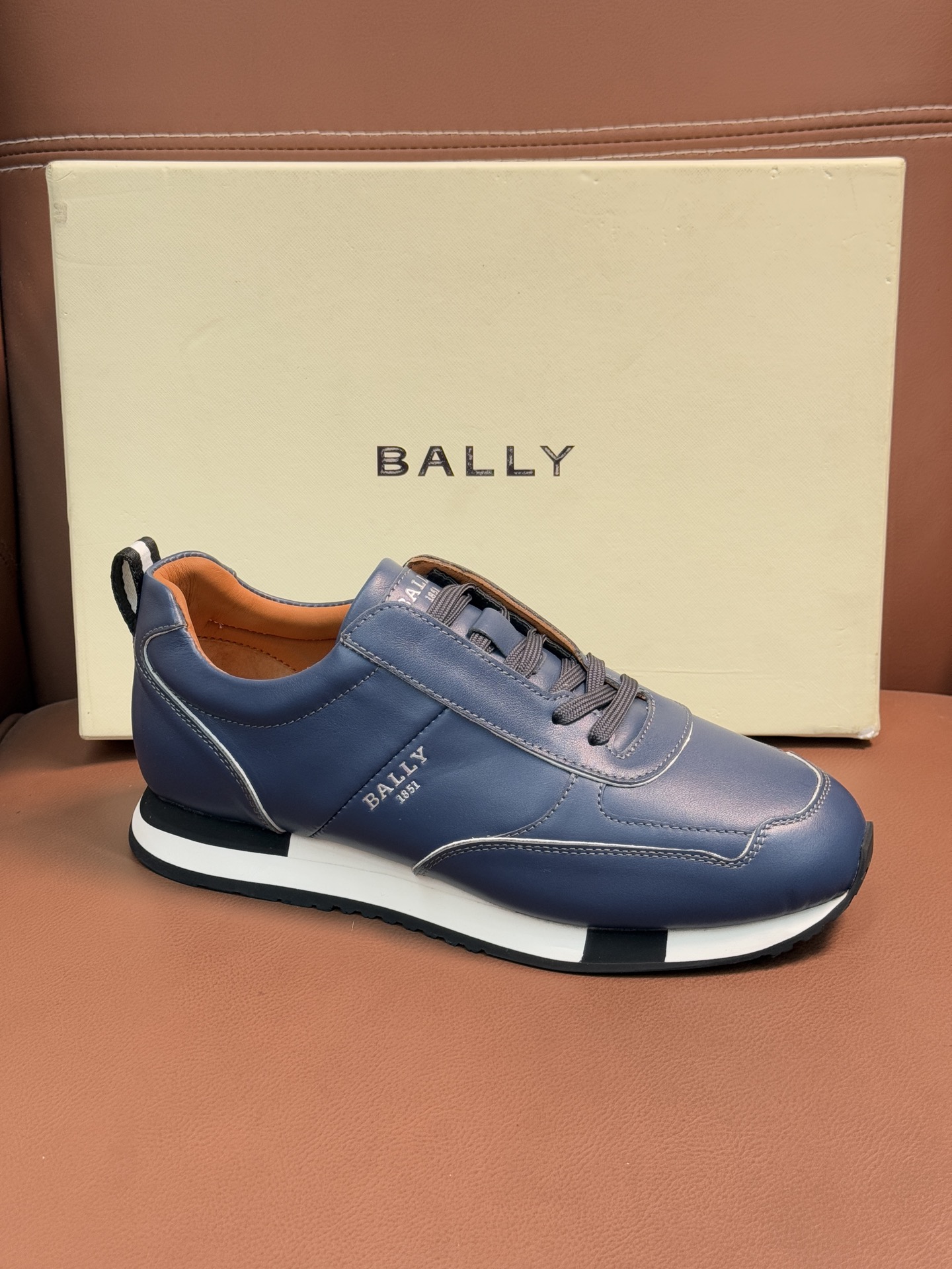 【 BALLY】巴利 P410💰
-高端品质 原单🔍🔍休闲运动鞋
-鞋面:进口🔝纳帕小牛皮、反绒小牛皮、品牌高丝光帆布、后跟高周波品牌logo
-内里:水染牛皮
-大底:超轻TPU·发泡;成型大底
-超高品控·做工精细:凸显(高端·贵气·档次)
-Size :39-44(38,45,可订做)
