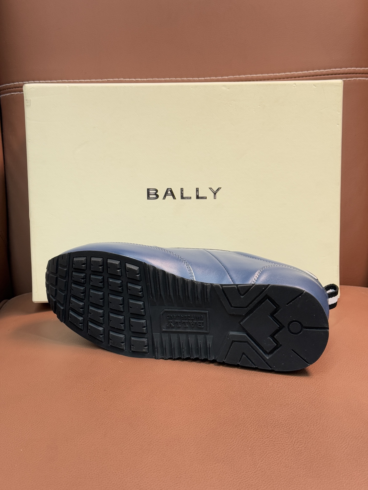 【 BALLY】巴利 P410💰
-高端品质 原单🔍🔍休闲运动鞋
-鞋面:进口🔝纳帕小牛皮、反绒小牛皮、品牌高丝光帆布、后跟高周波品牌logo
-内里:水染牛皮
-大底:超轻TPU·发泡;成型大底
-超高品控·做工精细:凸显(高端·贵气·档次)
-Size :39-44(38,45,可订做)