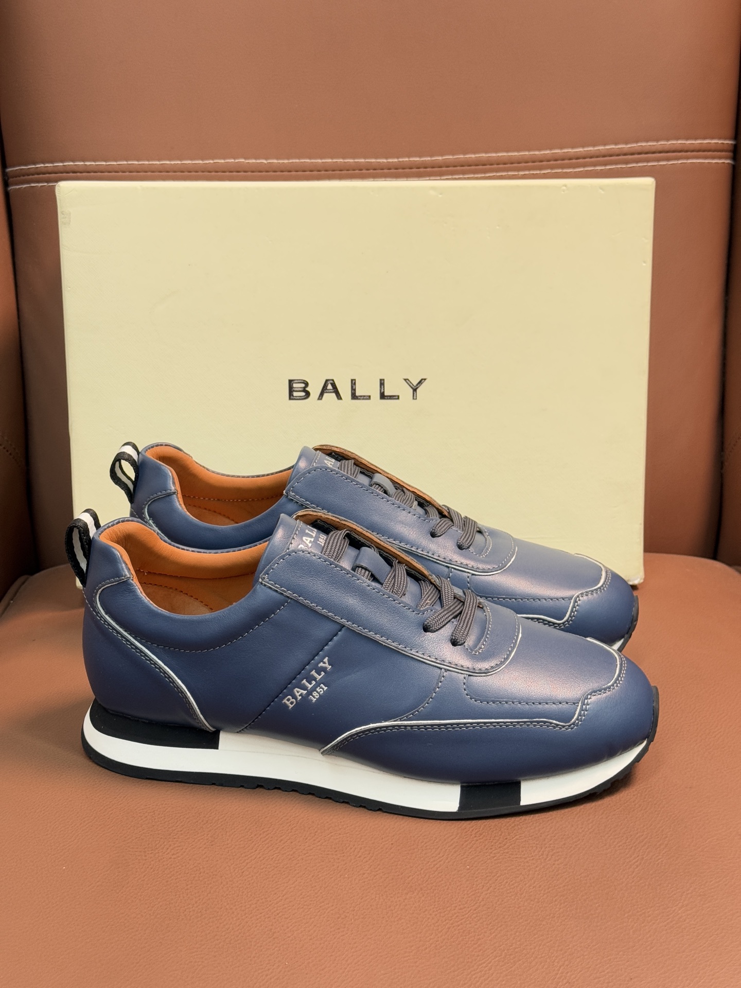 【 BALLY】巴利 P410💰
-高端品质 原单🔍🔍休闲运动鞋
-鞋面:进口🔝纳帕小牛皮、反绒小牛皮、品牌高丝光帆布、后跟高周波品牌logo
-内里:水染牛皮
-大底:超轻TPU·发泡;成型大底
-超高品控·做工精细:凸显(高端·贵气·档次)
-Size :39-44(38,45,可订做)