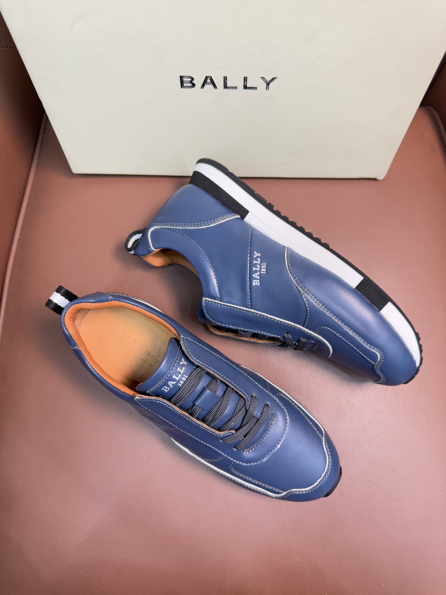 【 BALLY】巴利 P410💰
-高端品质 原单🔍🔍休闲运动鞋
-鞋面:进口🔝纳帕小牛皮、反绒小牛皮、品牌高丝光帆布、后跟高周波品牌logo
-内里:水染牛皮
-大底:超轻TPU·发泡;成型大底
-超高品控·做工精细:凸显(高端·贵气·档次)
-Size :39-44(38,45,可订做)