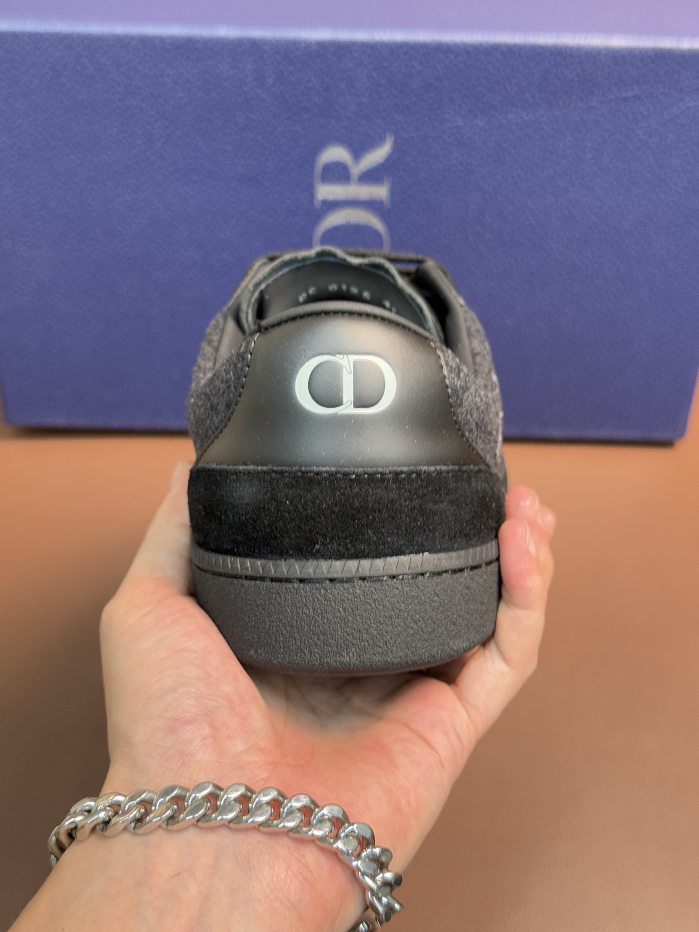 【 Dior】迪奥 P390💰
-高端品质 原单🔍🔍🔍休闲运动板鞋
-鞋面:原版🔝纳帕小牛皮、品牌图腾布匹、内帮空压品牌Logo、鞋舌.后跟:丝印品牌logo
-内里:水染牛皮,垫脚;品牌帆布
-大底:超轻TPR橡胶;成型大底
-超高品控·做工精细:凸显(高端·贵气·档次)
-Size :39-45(38,46,可订做)