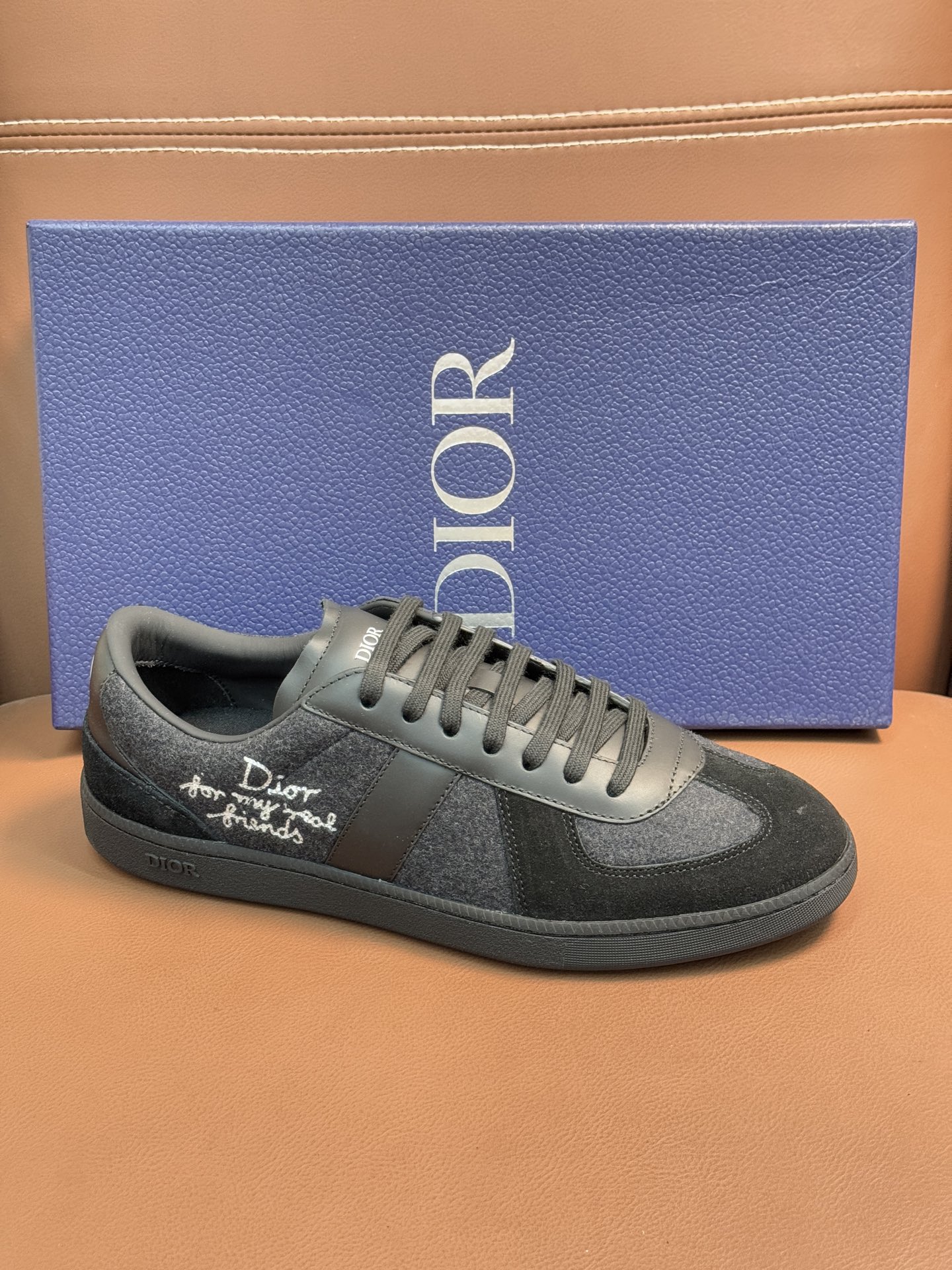 【 Dior】迪奥 P390💰
-高端品质 原单🔍🔍🔍休闲运动板鞋
-鞋面:原版🔝纳帕小牛皮、品牌图腾布匹、内帮空压品牌Logo、鞋舌.后跟:丝印品牌logo
-内里:水染牛皮,垫脚;品牌帆布
-大底:超轻TPR橡胶;成型大底
-超高品控·做工精细:凸显(高端·贵气·档次)
-Size :39-45(38,46,可订做)