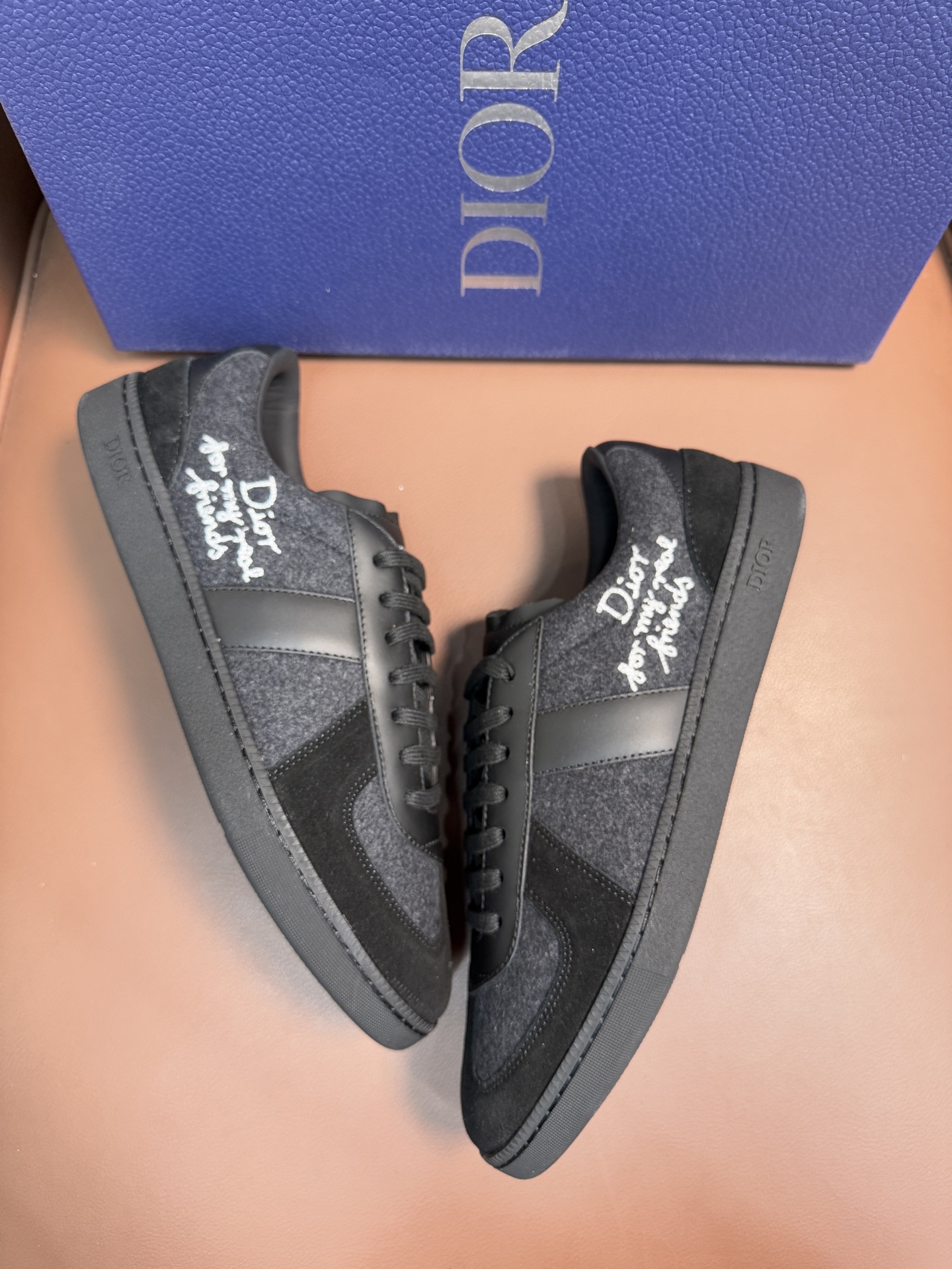 【 Dior】迪奥 P390💰
-高端品质 原单🔍🔍🔍休闲运动板鞋
-鞋面:原版🔝纳帕小牛皮、品牌图腾布匹、内帮空压品牌Logo、鞋舌.后跟:丝印品牌logo
-内里:水染牛皮,垫脚;品牌帆布
-大底:超轻TPR橡胶;成型大底
-超高品控·做工精细:凸显(高端·贵气·档次)
-Size :39-45(38,46,可订做)