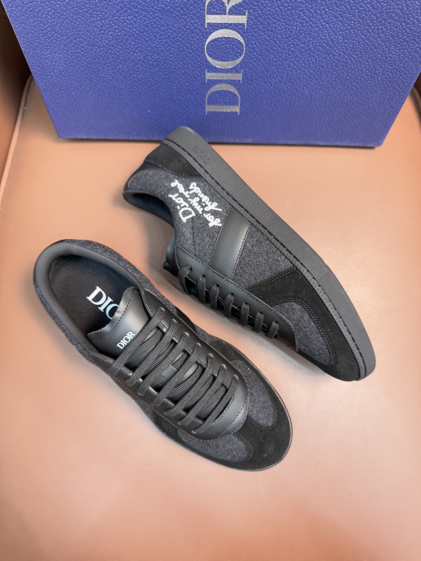 【 Dior】迪奥 P390💰
-高端品质 原单🔍🔍🔍休闲运动板鞋
-鞋面:原版🔝纳帕小牛皮、品牌图腾布匹、内帮空压品牌Logo、鞋舌.后跟:丝印品牌logo
-内里:水染牛皮,垫脚;品牌帆布
-大底:超轻TPR橡胶;成型大底
-超高品控·做工精细:凸显(高端·贵气·档次)
-Size :39-45(38,46,可订做)