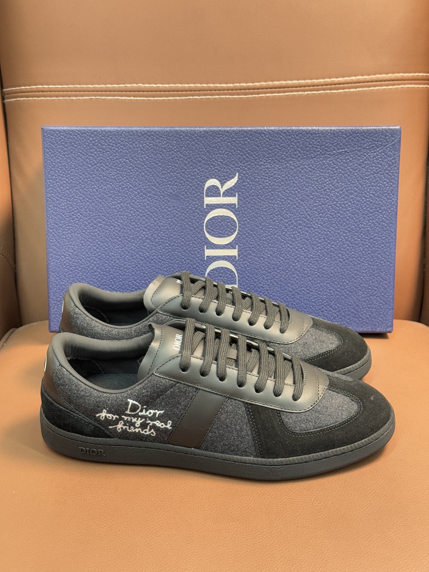 【 Dior】迪奥 P390💰
-高端品质 原单🔍🔍🔍休闲运动板鞋
-鞋面:原版🔝纳帕小牛皮、品牌图腾布匹、内帮空压品牌Logo、鞋舌.后跟:丝印品牌logo
-内里:水染牛皮,垫脚;品牌帆布
-大底:超轻TPR橡胶;成型大底
-超高品控·做工精细:凸显(高端·贵气·档次)
-Size :39-45(38,46,可订做)