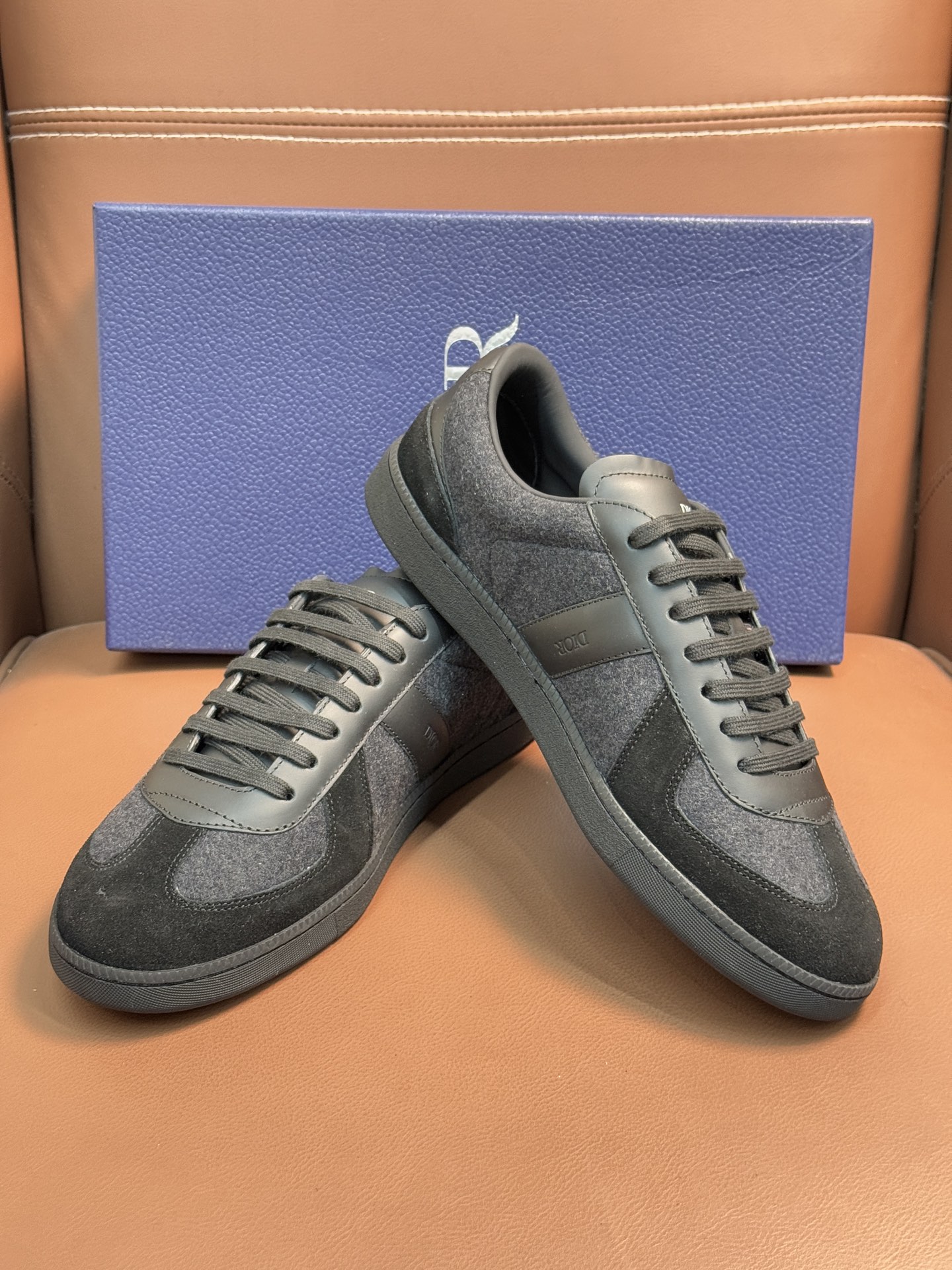 【 Dior】迪奥 P390💰
-高端品质 原单🔍🔍🔍休闲运动板鞋
-鞋面:原版🔝纳帕小牛皮、品牌图腾布匹、内帮空压品牌Logo、鞋舌.后跟:丝印品牌logo
-内里:水染牛皮,垫脚;品牌帆布
-大底:超轻TPR橡胶;成型大底
-超高品控·做工精细:凸显(高端·贵气·档次)
-Size :39-45(38,46,可订做)
