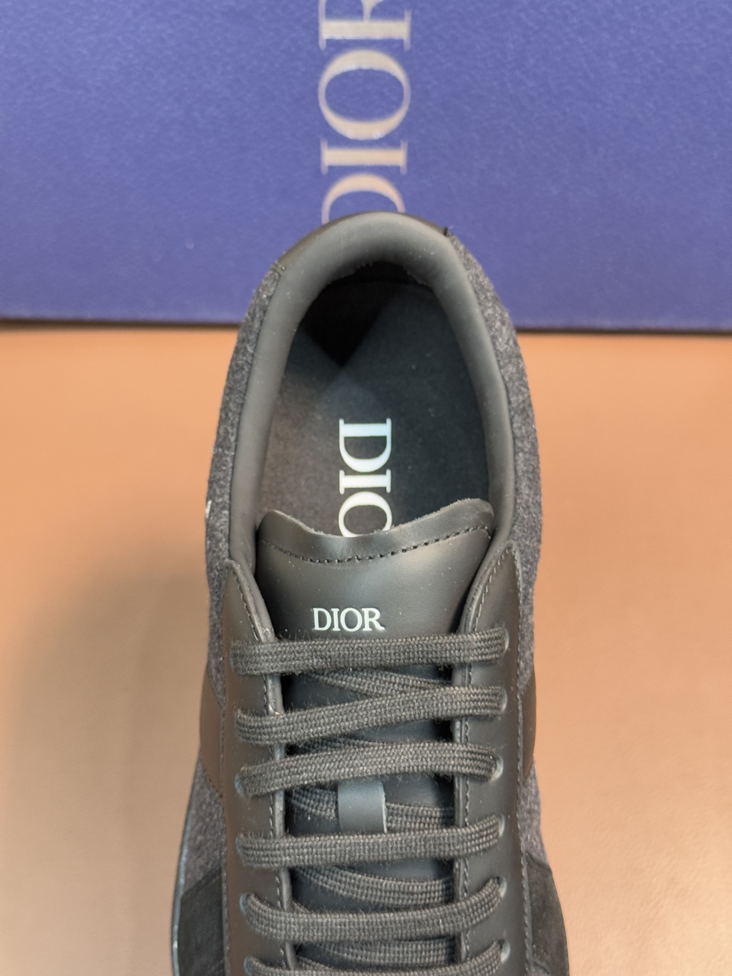 【 Dior】迪奥 P390💰
-高端品质 原单🔍🔍🔍休闲运动板鞋
-鞋面:原版🔝纳帕小牛皮、品牌图腾布匹、内帮空压品牌Logo、鞋舌.后跟:丝印品牌logo
-内里:水染牛皮,垫脚;品牌帆布
-大底:超轻TPR橡胶;成型大底
-超高品控·做工精细:凸显(高端·贵气·档次)
-Size :39-45(38,46,可订做)