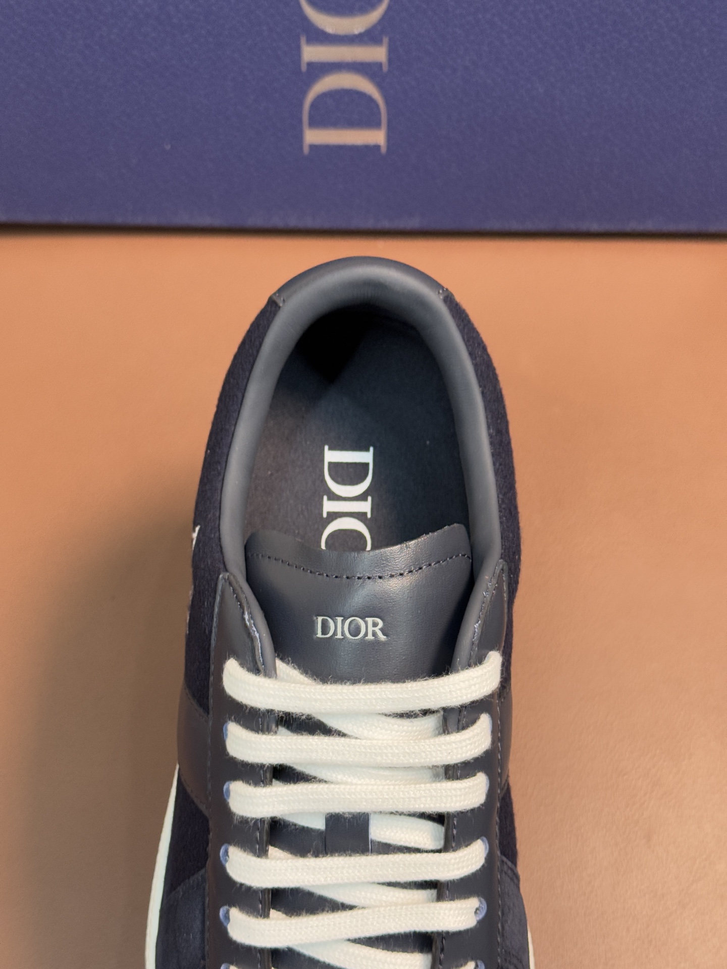 【 Dior】迪奥 P390💰
-高端品质 原单🔍🔍🔍休闲运动板鞋
-鞋面:原版🔝纳帕小牛皮、品牌图腾布匹、内帮空压品牌Logo、鞋舌.后跟:丝印品牌logo
-内里:水染牛皮,垫脚;品牌帆布
-大底:超轻TPR橡胶;成型大底
-超高品控·做工精细:凸显(高端·贵气·档次)
-Size :39-45(38,46,可订做)