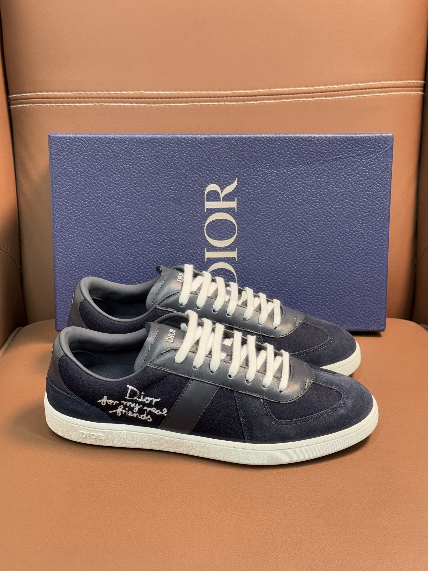 【 Dior】迪奥 P390💰
-高端品质 原单🔍🔍🔍休闲运动板鞋
-鞋面:原版🔝纳帕小牛皮、品牌图腾布匹、内帮空压品牌Logo、鞋舌.后跟:丝印品牌logo
-内里:水染牛皮,垫脚;品牌帆布
-大底:超轻TPR橡胶;成型大底
-超高品控·做工精细:凸显(高端·贵气·档次)
-Size :39-45(38,46,可订做)