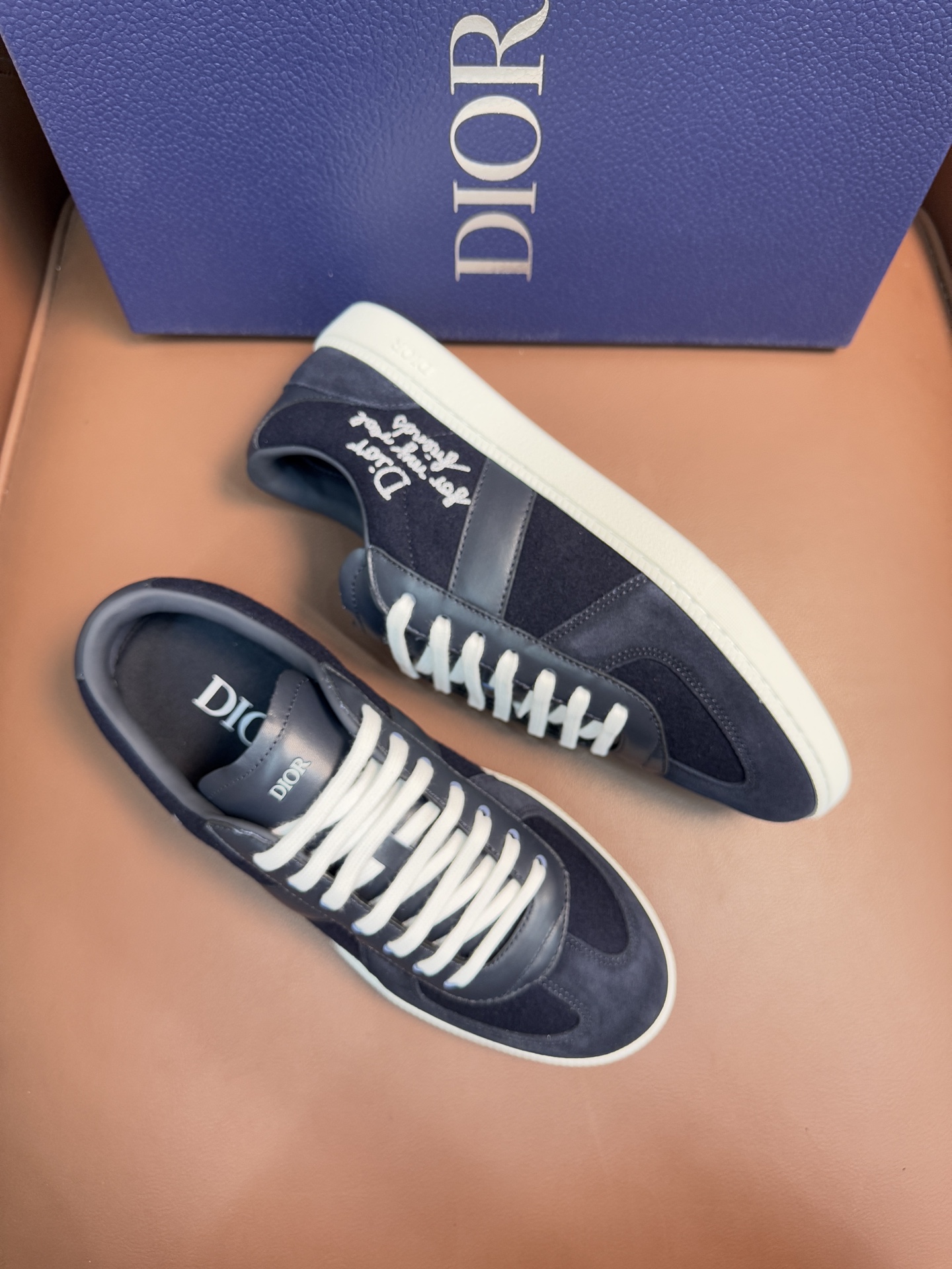 【 Dior】迪奥 P390💰
-高端品质 原单🔍🔍🔍休闲运动板鞋
-鞋面:原版🔝纳帕小牛皮、品牌图腾布匹、内帮空压品牌Logo、鞋舌.后跟:丝印品牌logo
-内里:水染牛皮,垫脚;品牌帆布
-大底:超轻TPR橡胶;成型大底
-超高品控·做工精细:凸显(高端·贵气·档次)
-Size :39-45(38,46,可订做)