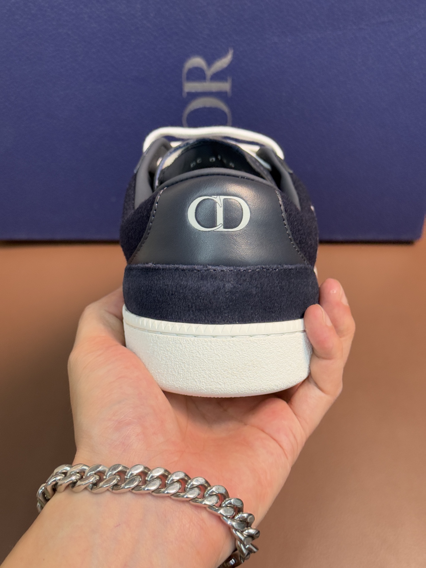 【 Dior】迪奥 P390💰
-高端品质 原单🔍🔍🔍休闲运动板鞋
-鞋面:原版🔝纳帕小牛皮、品牌图腾布匹、内帮空压品牌Logo、鞋舌.后跟:丝印品牌logo
-内里:水染牛皮,垫脚;品牌帆布
-大底:超轻TPR橡胶;成型大底
-超高品控·做工精细:凸显(高端·贵气·档次)
-Size :39-45(38,46,可订做)