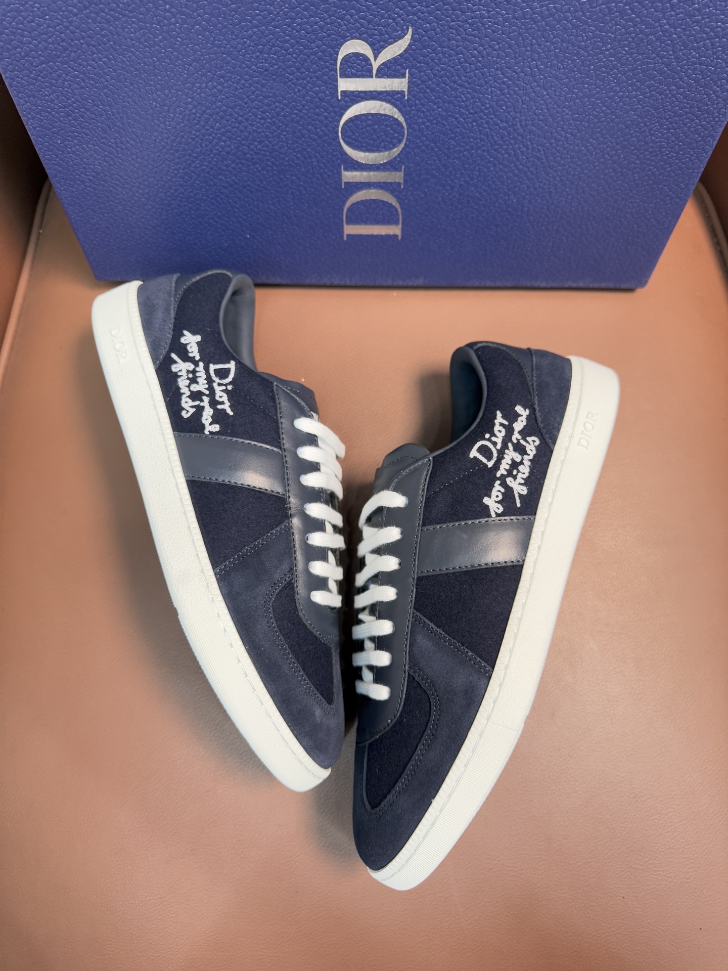 【 Dior】迪奥 P390💰
-高端品质 原单🔍🔍🔍休闲运动板鞋
-鞋面:原版🔝纳帕小牛皮、品牌图腾布匹、内帮空压品牌Logo、鞋舌.后跟:丝印品牌logo
-内里:水染牛皮,垫脚;品牌帆布
-大底:超轻TPR橡胶;成型大底
-超高品控·做工精细:凸显(高端·贵气·档次)
-Size :39-45(38,46,可订做)
