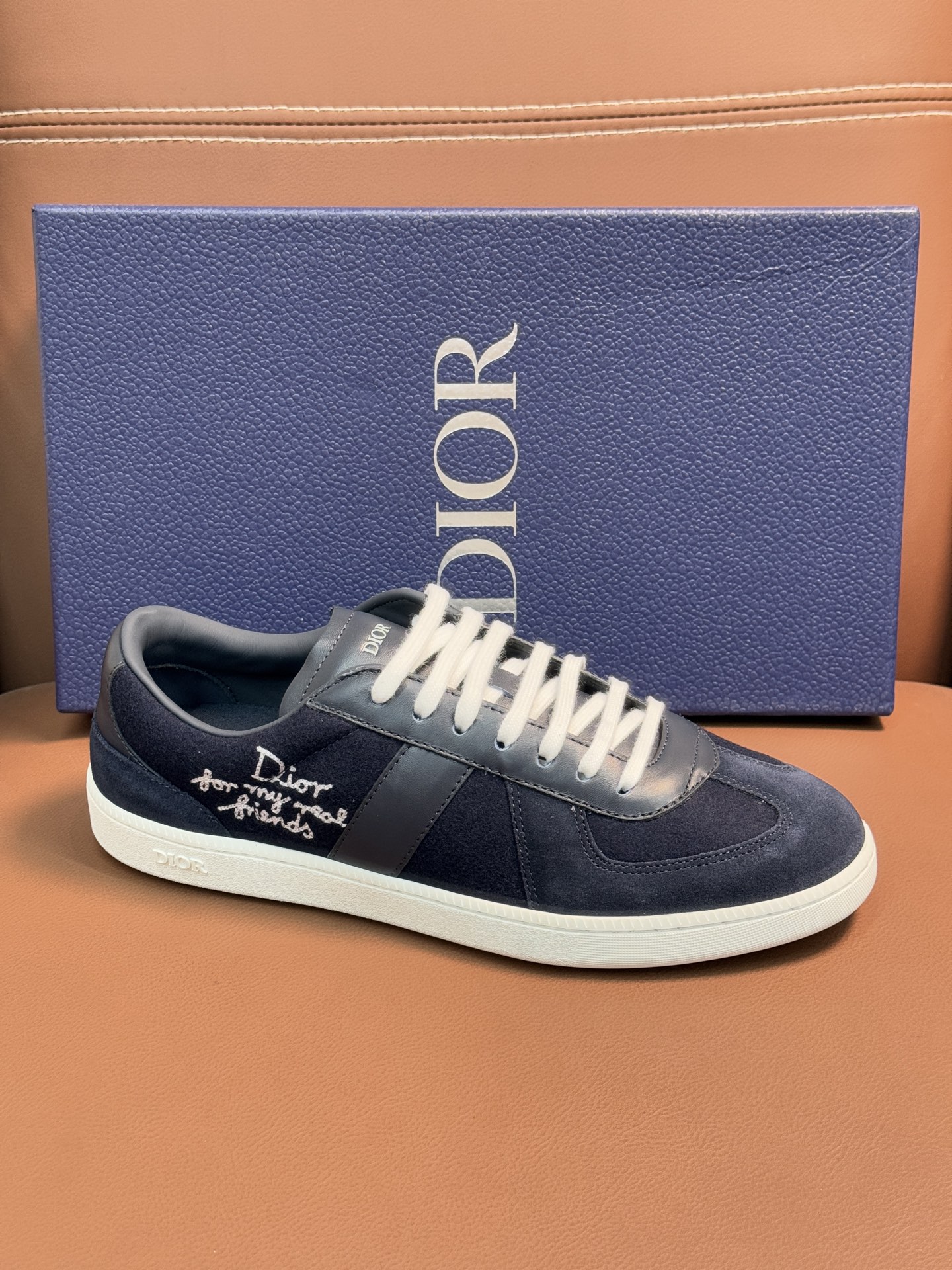 【 Dior】迪奥 P390💰
-高端品质 原单🔍🔍🔍休闲运动板鞋
-鞋面:原版🔝纳帕小牛皮、品牌图腾布匹、内帮空压品牌Logo、鞋舌.后跟:丝印品牌logo
-内里:水染牛皮,垫脚;品牌帆布
-大底:超轻TPR橡胶;成型大底
-超高品控·做工精细:凸显(高端·贵气·档次)
-Size :39-45(38,46,可订做)