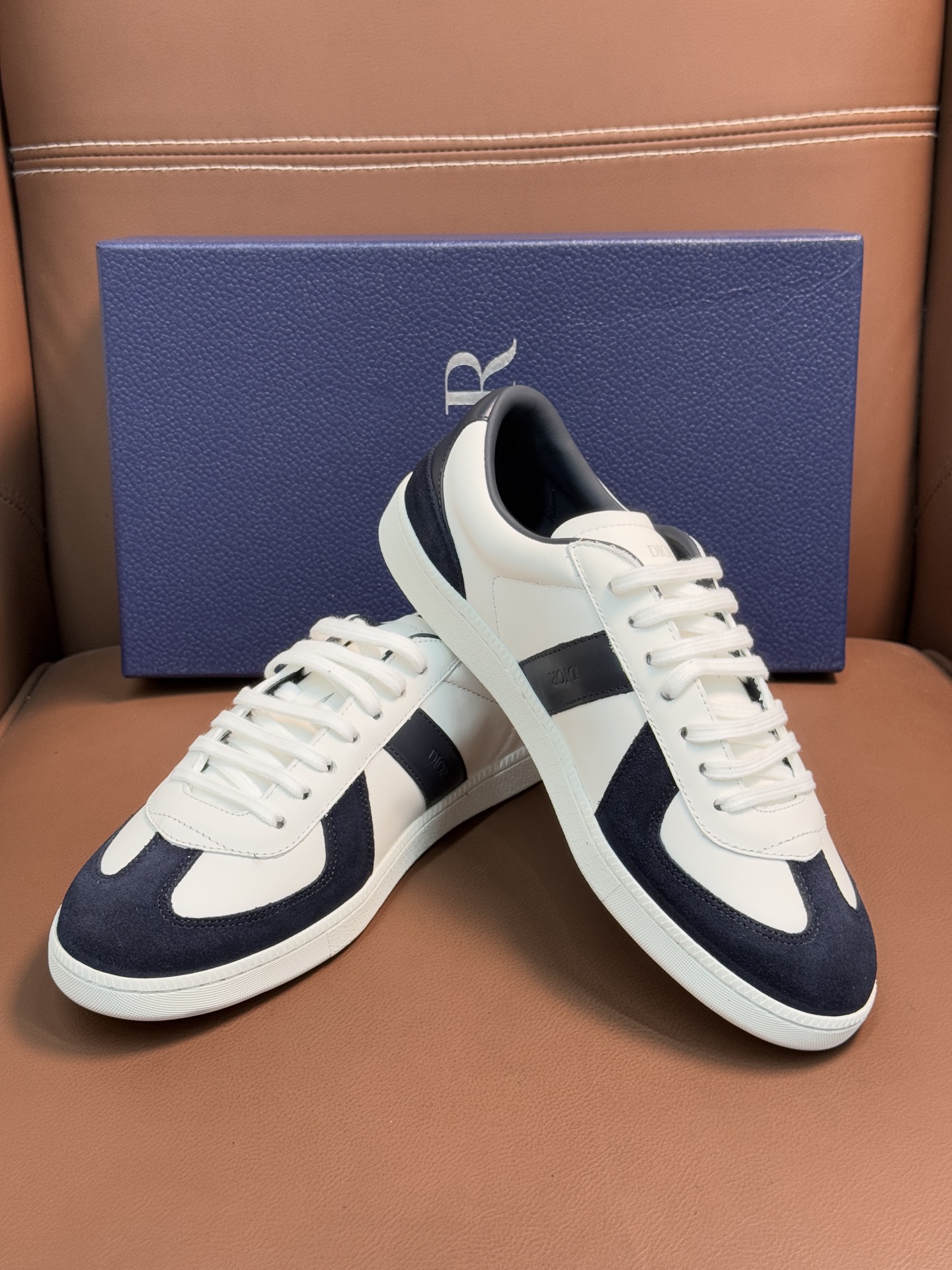 【 Dior】迪奥 P390💰
-高端品质 原单🔍🔍🔍休闲运动板鞋
-鞋面:原版🔝纳帕小牛皮、品牌图腾布匹、内帮空压品牌Logo、鞋舌.后跟:丝印品牌logo
-内里:水染牛皮,垫脚;品牌帆布
-大底:超轻TPR橡胶;成型大底
-超高品控·做工精细:凸显(高端·贵气·档次)
-Size :39-45(38,46,可订做)
