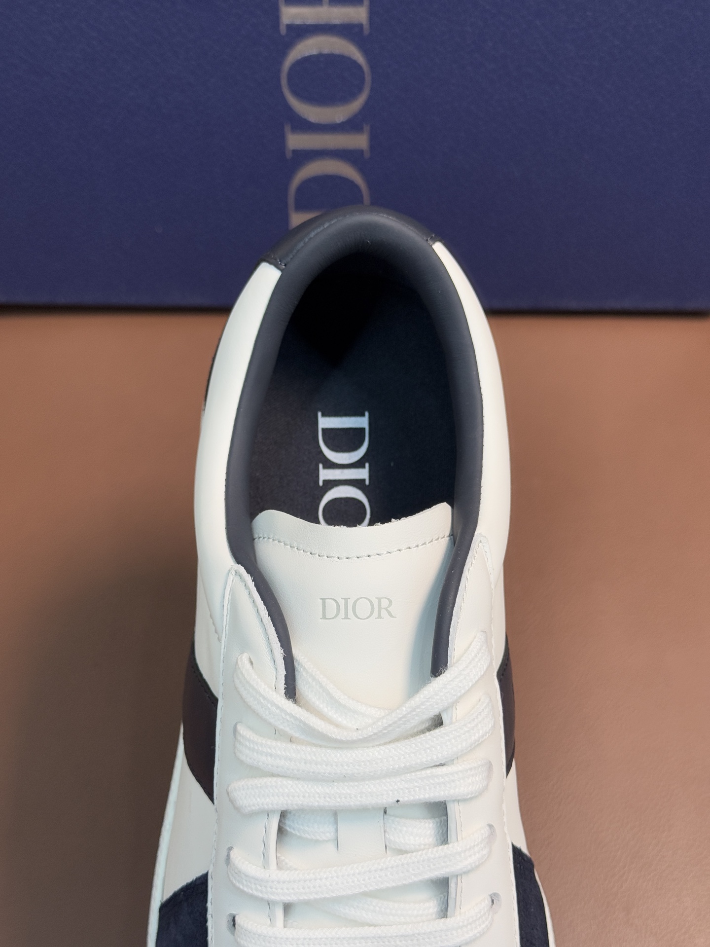 【 Dior】迪奥 P390💰
-高端品质 原单🔍🔍🔍休闲运动板鞋
-鞋面:原版🔝纳帕小牛皮、品牌图腾布匹、内帮空压品牌Logo、鞋舌.后跟:丝印品牌logo
-内里:水染牛皮,垫脚;品牌帆布
-大底:超轻TPR橡胶;成型大底
-超高品控·做工精细:凸显(高端·贵气·档次)
-Size :39-45(38,46,可订做)