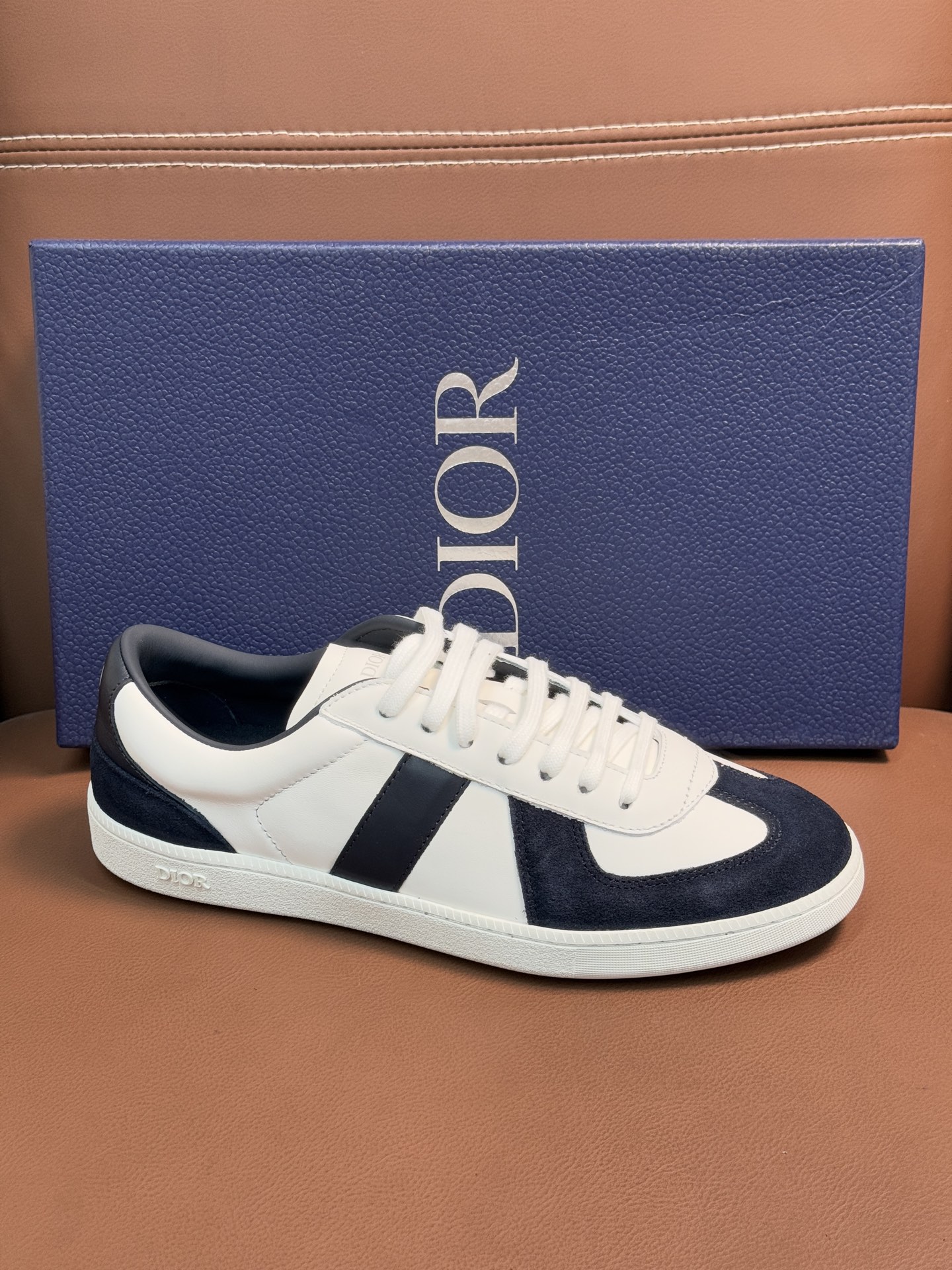 【 Dior】迪奥 P390💰
-高端品质 原单🔍🔍🔍休闲运动板鞋
-鞋面:原版🔝纳帕小牛皮、品牌图腾布匹、内帮空压品牌Logo、鞋舌.后跟:丝印品牌logo
-内里:水染牛皮,垫脚;品牌帆布
-大底:超轻TPR橡胶;成型大底
-超高品控·做工精细:凸显(高端·贵气·档次)
-Size :39-45(38,46,可订做)