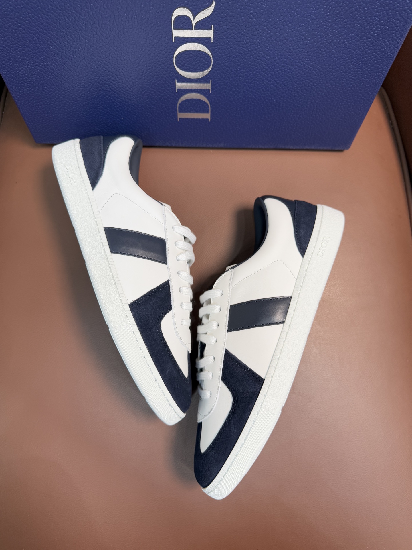 【 Dior】迪奥 P390💰
-高端品质 原单🔍🔍🔍休闲运动板鞋
-鞋面:原版🔝纳帕小牛皮、品牌图腾布匹、内帮空压品牌Logo、鞋舌.后跟:丝印品牌logo
-内里:水染牛皮,垫脚;品牌帆布
-大底:超轻TPR橡胶;成型大底
-超高品控·做工精细:凸显(高端·贵气·档次)
-Size :39-45(38,46,可订做)