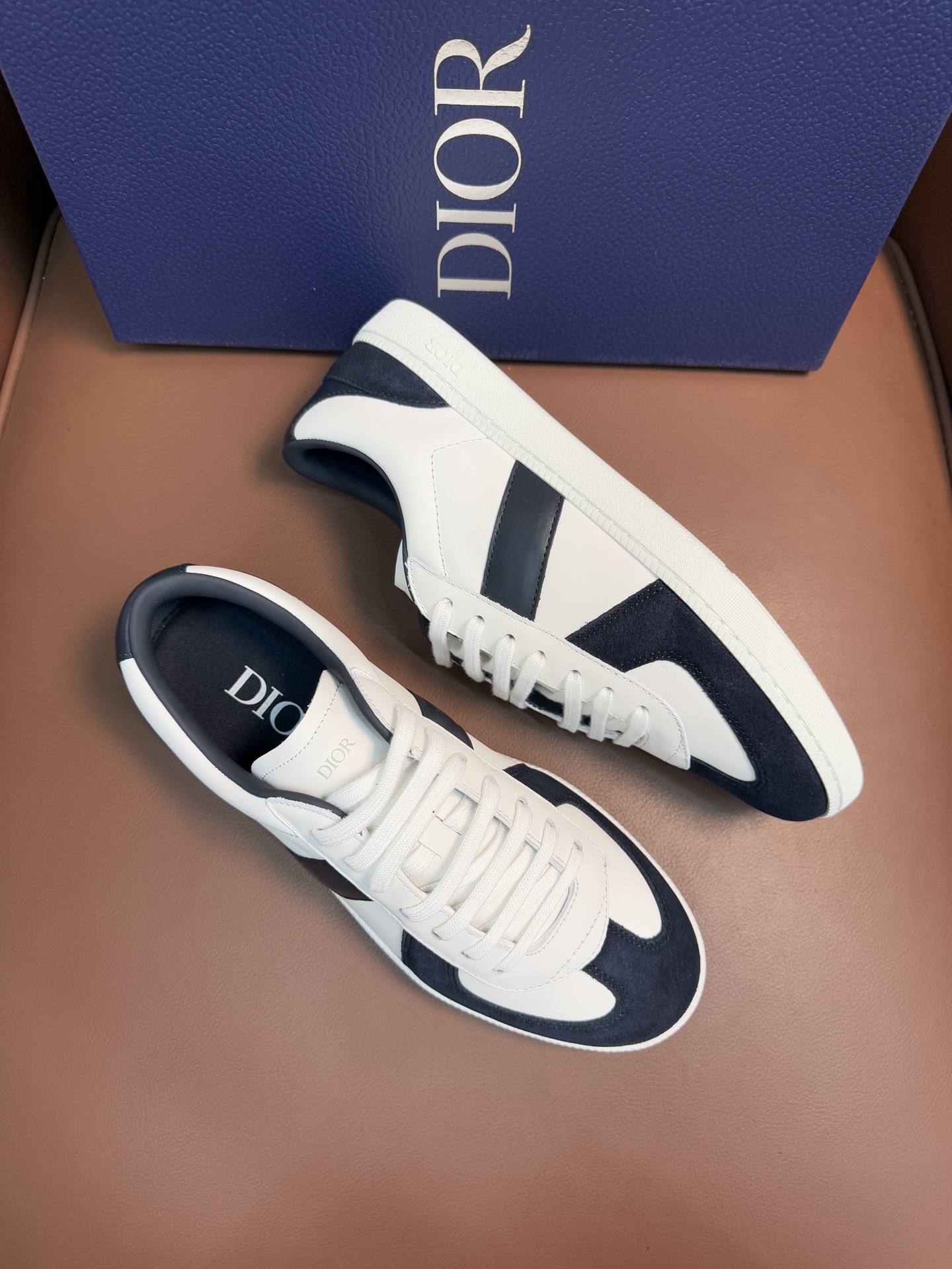 【 Dior】迪奥 P390💰
-高端品质 原单🔍🔍🔍休闲运动板鞋
-鞋面:原版🔝纳帕小牛皮、品牌图腾布匹、内帮空压品牌Logo、鞋舌.后跟:丝印品牌logo
-内里:水染牛皮,垫脚;品牌帆布
-大底:超轻TPR橡胶;成型大底
-超高品控·做工精细:凸显(高端·贵气·档次)
-Size :39-45(38,46,可订做)