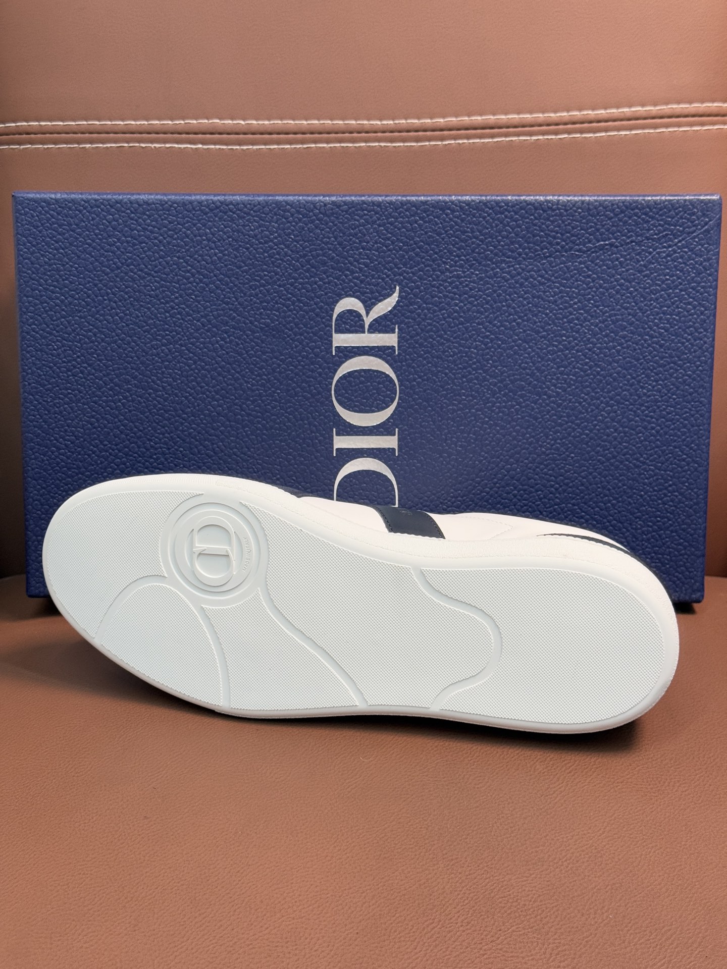 【 Dior】迪奥 P390💰
-高端品质 原单🔍🔍🔍休闲运动板鞋
-鞋面:原版🔝纳帕小牛皮、品牌图腾布匹、内帮空压品牌Logo、鞋舌.后跟:丝印品牌logo
-内里:水染牛皮,垫脚;品牌帆布
-大底:超轻TPR橡胶;成型大底
-超高品控·做工精细:凸显(高端·贵气·档次)
-Size :39-45(38,46,可订做)