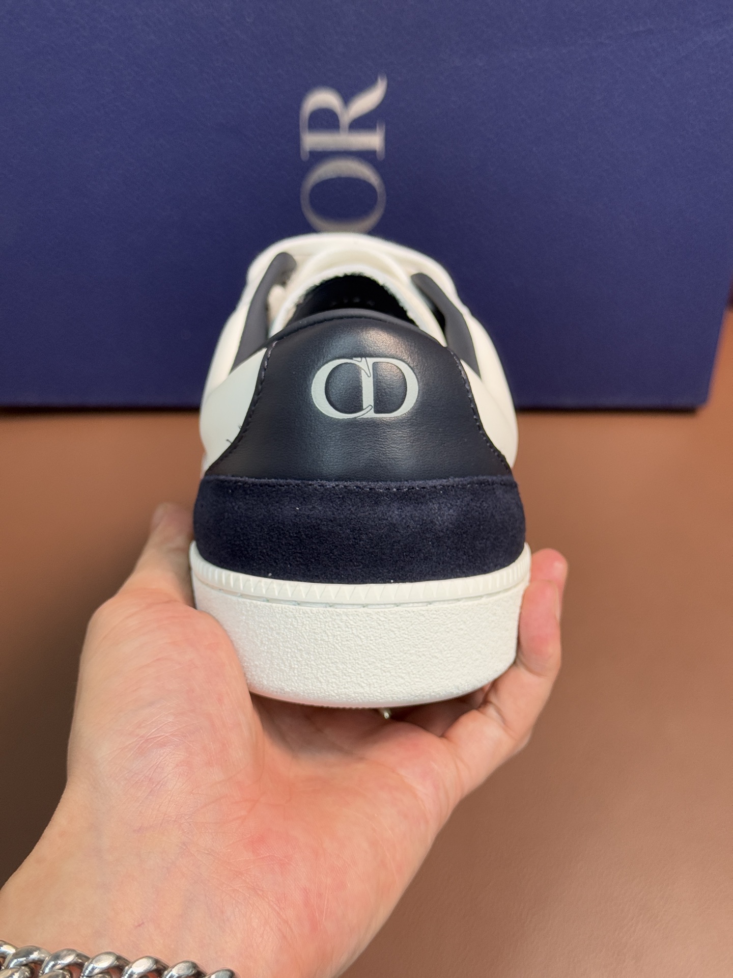【 Dior】迪奥 P390💰
-高端品质 原单🔍🔍🔍休闲运动板鞋
-鞋面:原版🔝纳帕小牛皮、品牌图腾布匹、内帮空压品牌Logo、鞋舌.后跟:丝印品牌logo
-内里:水染牛皮,垫脚;品牌帆布
-大底:超轻TPR橡胶;成型大底
-超高品控·做工精细:凸显(高端·贵气·档次)
-Size :39-45(38,46,可订做)