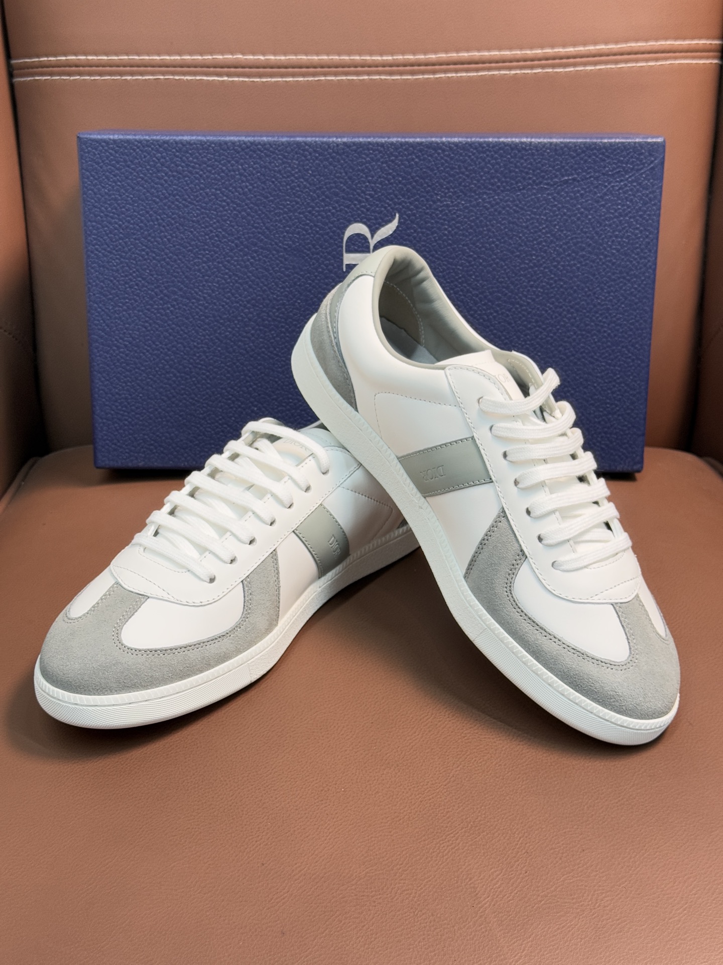【 Dior】迪奥 P390💰
-高端品质 原单🔍🔍🔍休闲运动板鞋
-鞋面:原版🔝纳帕小牛皮、品牌图腾布匹、内帮空压品牌Logo、鞋舌.后跟:丝印品牌logo
-内里:水染牛皮,垫脚;品牌帆布
-大底:超轻TPR橡胶;成型大底
-超高品控·做工精细:凸显(高端·贵气·档次)
-Size :39-45(38,46,可订做)