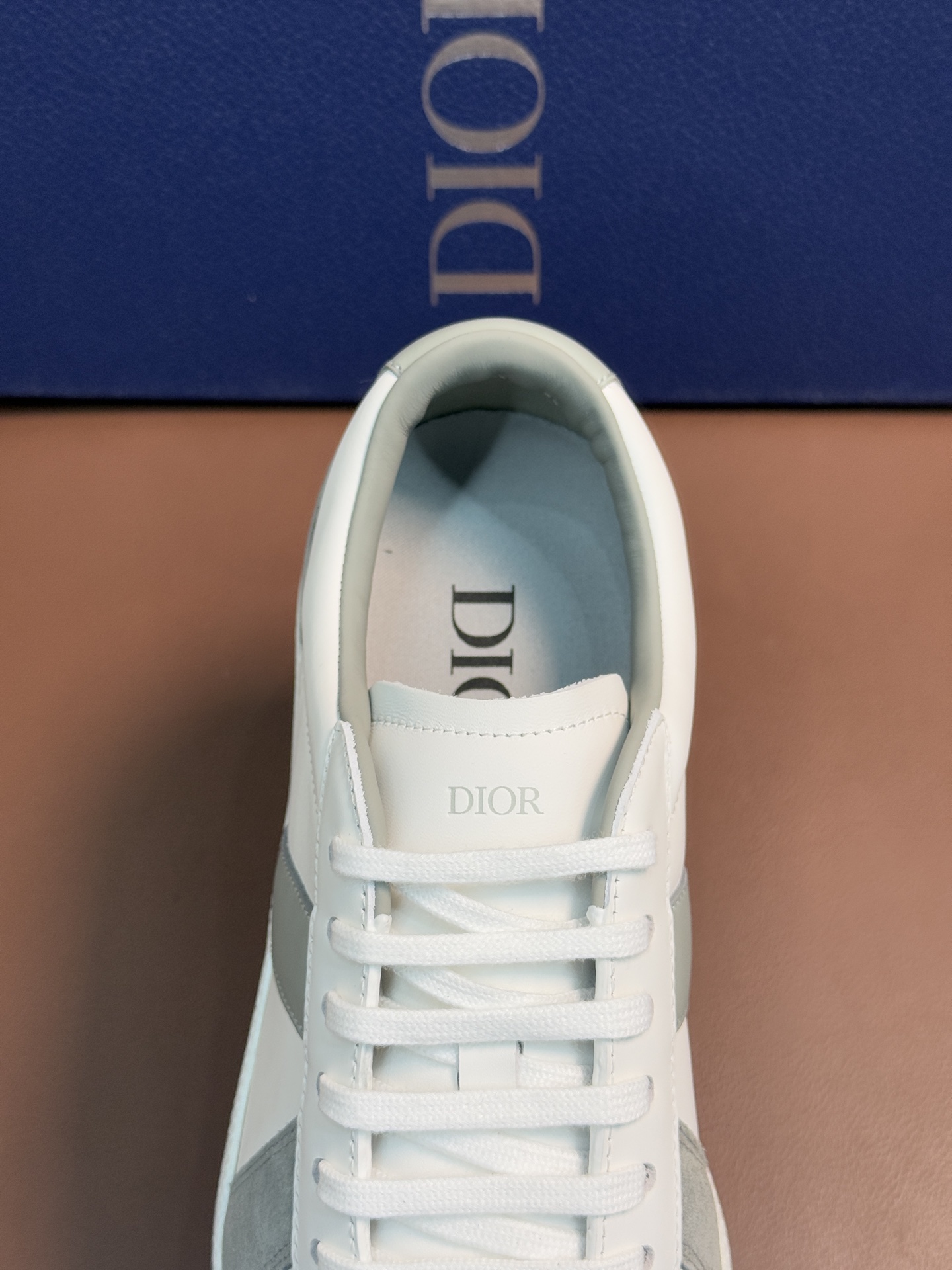 【 Dior】迪奥 P390💰
-高端品质 原单🔍🔍🔍休闲运动板鞋
-鞋面:原版🔝纳帕小牛皮、品牌图腾布匹、内帮空压品牌Logo、鞋舌.后跟:丝印品牌logo
-内里:水染牛皮,垫脚;品牌帆布
-大底:超轻TPR橡胶;成型大底
-超高品控·做工精细:凸显(高端·贵气·档次)
-Size :39-45(38,46,可订做)