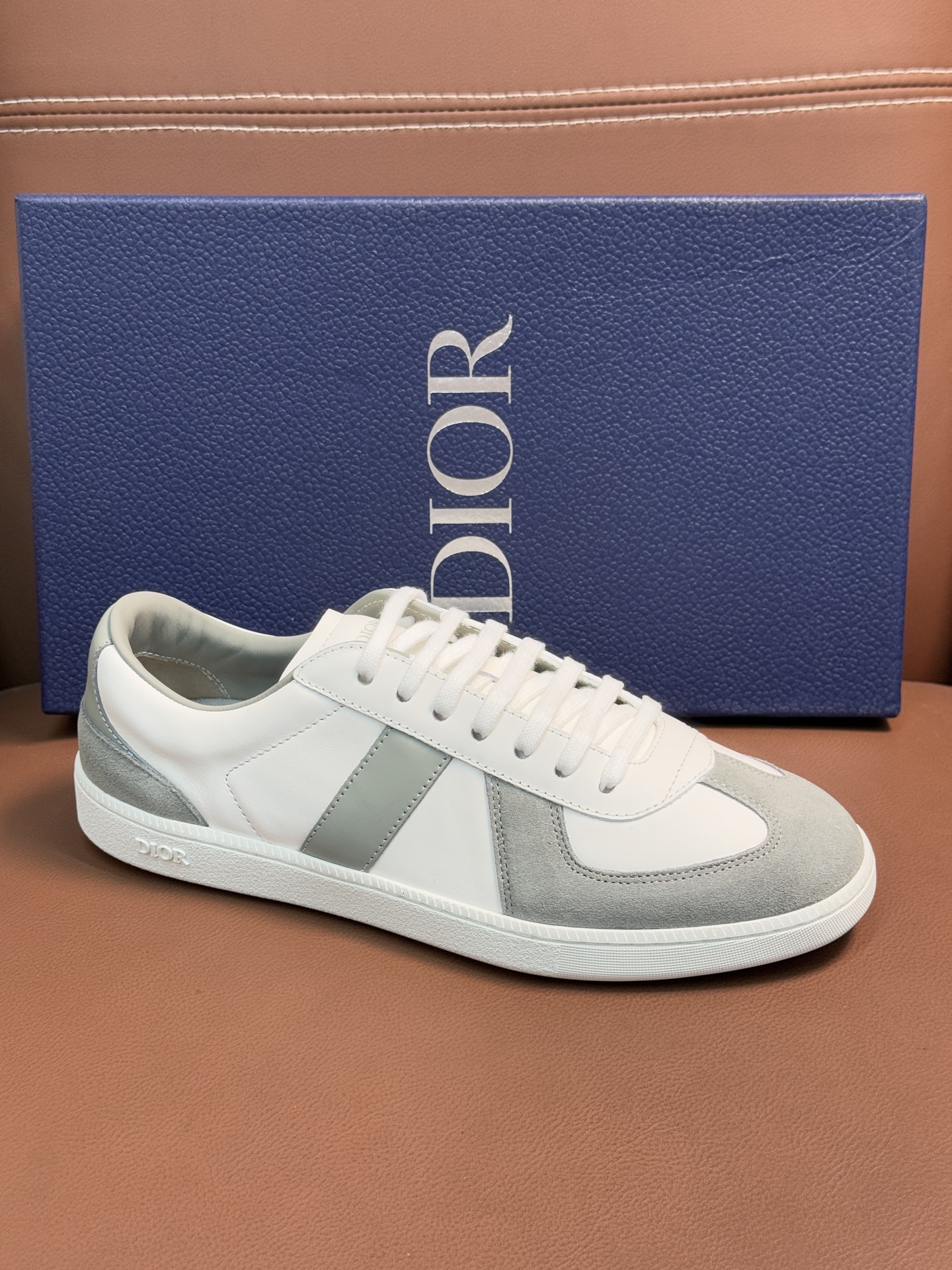 【 Dior】迪奥 P390💰
-高端品质 原单🔍🔍🔍休闲运动板鞋
-鞋面:原版🔝纳帕小牛皮、品牌图腾布匹、内帮空压品牌Logo、鞋舌.后跟:丝印品牌logo
-内里:水染牛皮,垫脚;品牌帆布
-大底:超轻TPR橡胶;成型大底
-超高品控·做工精细:凸显(高端·贵气·档次)
-Size :39-45(38,46,可订做)