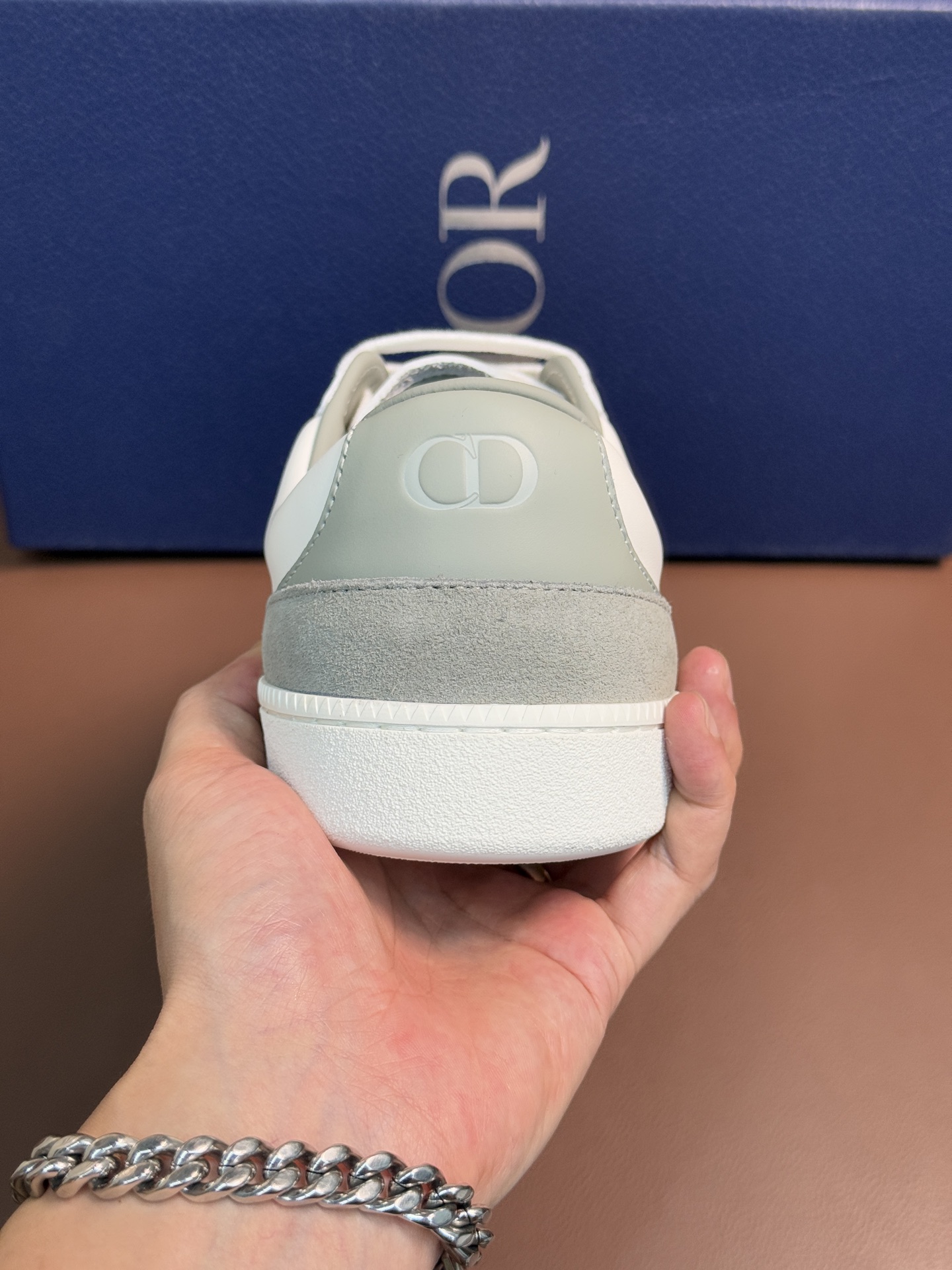【 Dior】迪奥 P390💰
-高端品质 原单🔍🔍🔍休闲运动板鞋
-鞋面:原版🔝纳帕小牛皮、品牌图腾布匹、内帮空压品牌Logo、鞋舌.后跟:丝印品牌logo
-内里:水染牛皮,垫脚;品牌帆布
-大底:超轻TPR橡胶;成型大底
-超高品控·做工精细:凸显(高端·贵气·档次)
-Size :39-45(38,46,可订做)