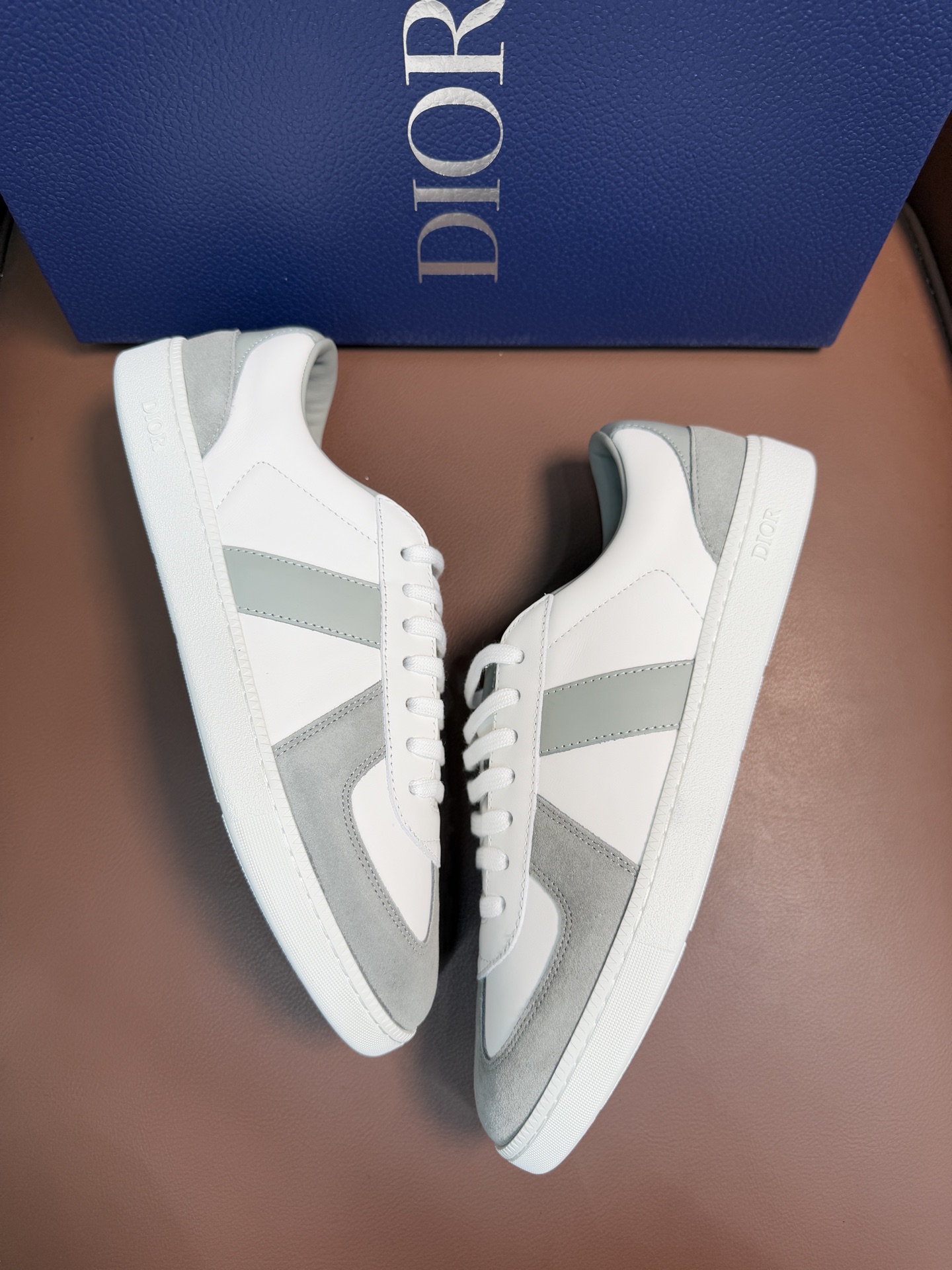 【 Dior】迪奥 P390💰
-高端品质 原单🔍🔍🔍休闲运动板鞋
-鞋面:原版🔝纳帕小牛皮、品牌图腾布匹、内帮空压品牌Logo、鞋舌.后跟:丝印品牌logo
-内里:水染牛皮,垫脚;品牌帆布
-大底:超轻TPR橡胶;成型大底
-超高品控·做工精细:凸显(高端·贵气·档次)
-Size :39-45(38,46,可订做)