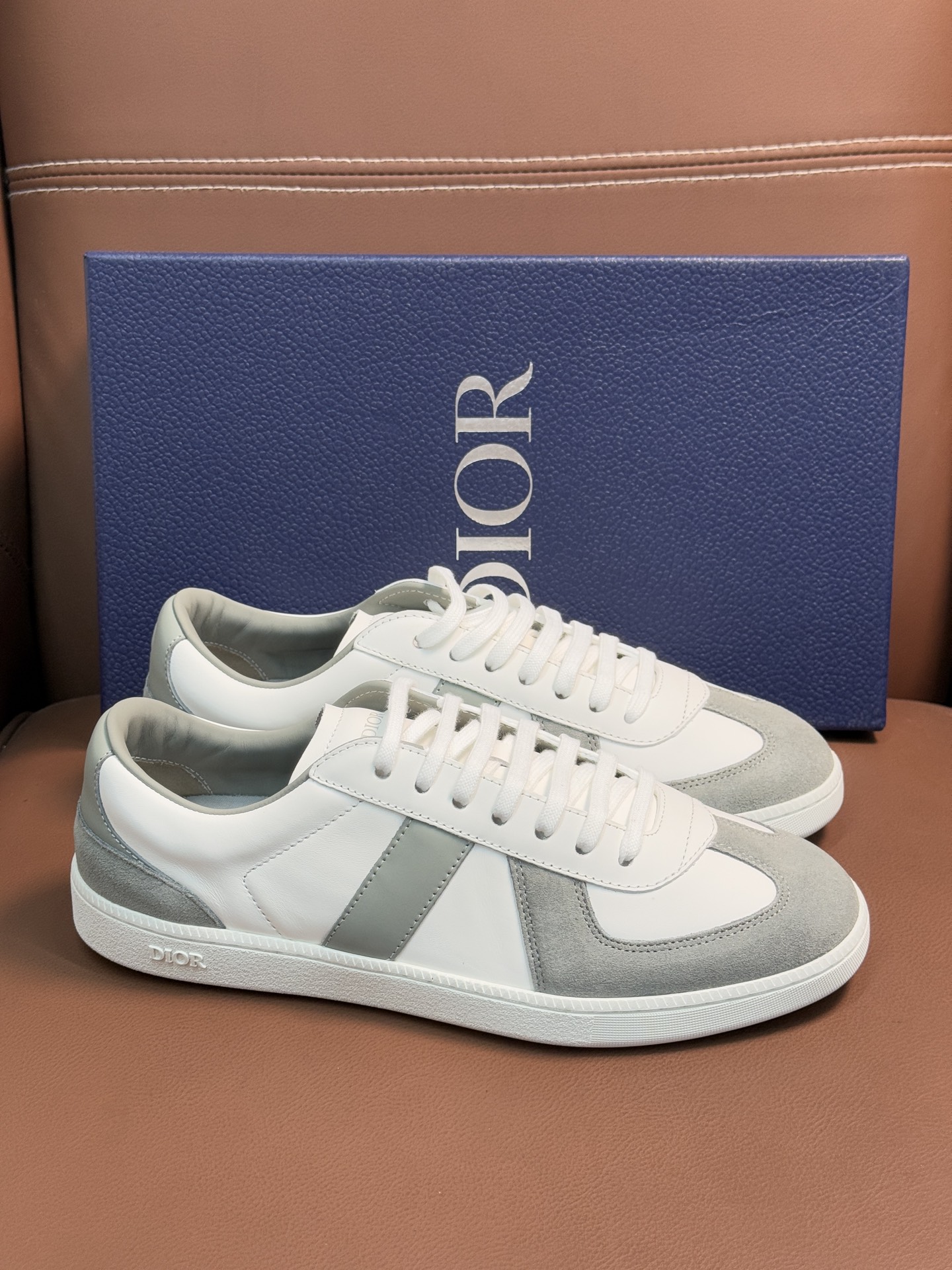 【 Dior】迪奥 P390💰
-高端品质 原单🔍🔍🔍休闲运动板鞋
-鞋面:原版🔝纳帕小牛皮、品牌图腾布匹、内帮空压品牌Logo、鞋舌.后跟:丝印品牌logo
-内里:水染牛皮,垫脚;品牌帆布
-大底:超轻TPR橡胶;成型大底
-超高品控·做工精细:凸显(高端·贵气·档次)
-Size :39-45(38,46,可订做)