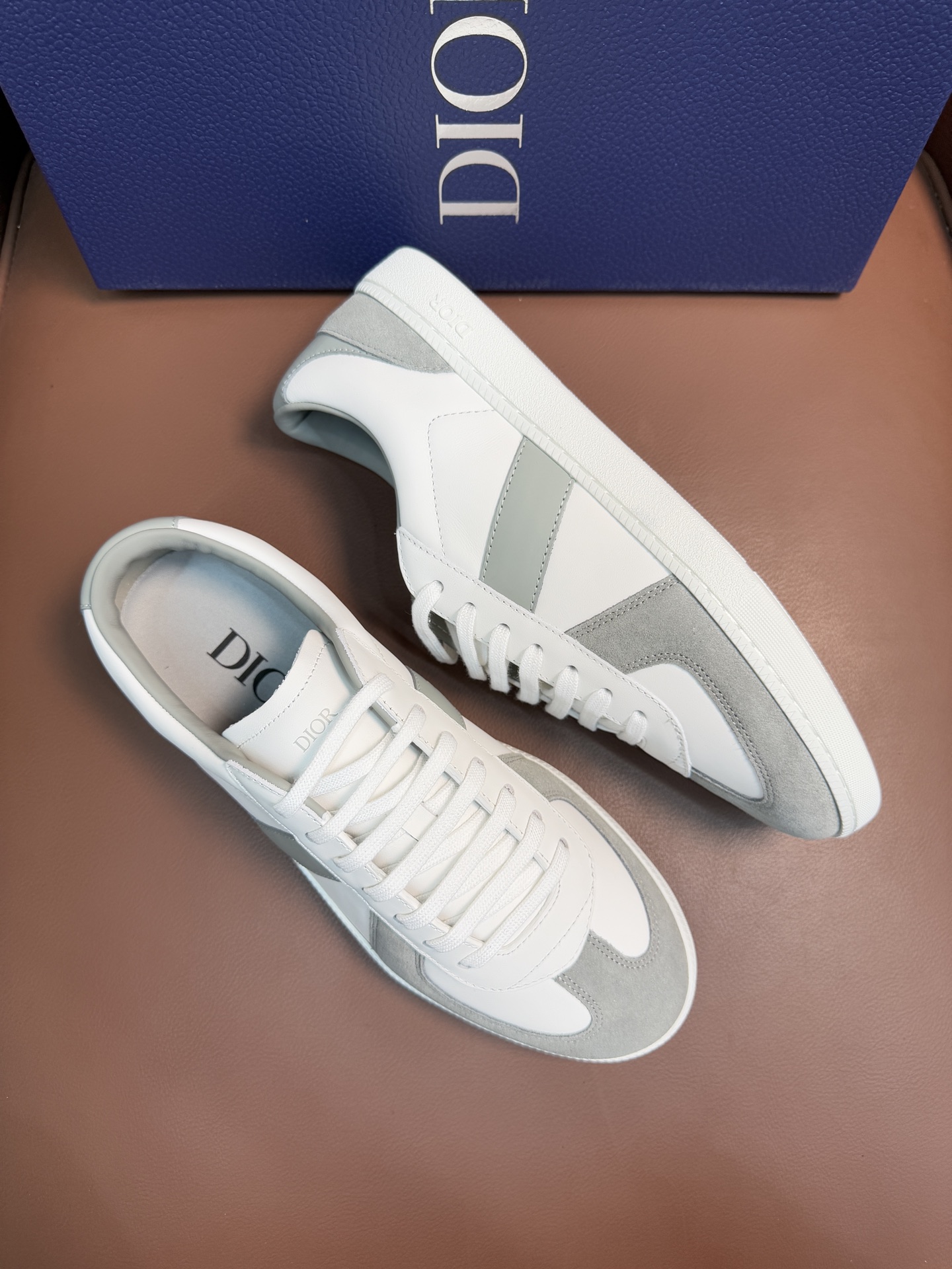 【 Dior】迪奥 P390💰
-高端品质 原单🔍🔍🔍休闲运动板鞋
-鞋面:原版🔝纳帕小牛皮、品牌图腾布匹、内帮空压品牌Logo、鞋舌.后跟:丝印品牌logo
-内里:水染牛皮,垫脚;品牌帆布
-大底:超轻TPR橡胶;成型大底
-超高品控·做工精细:凸显(高端·贵气·档次)
-Size :39-45(38,46,可订做)