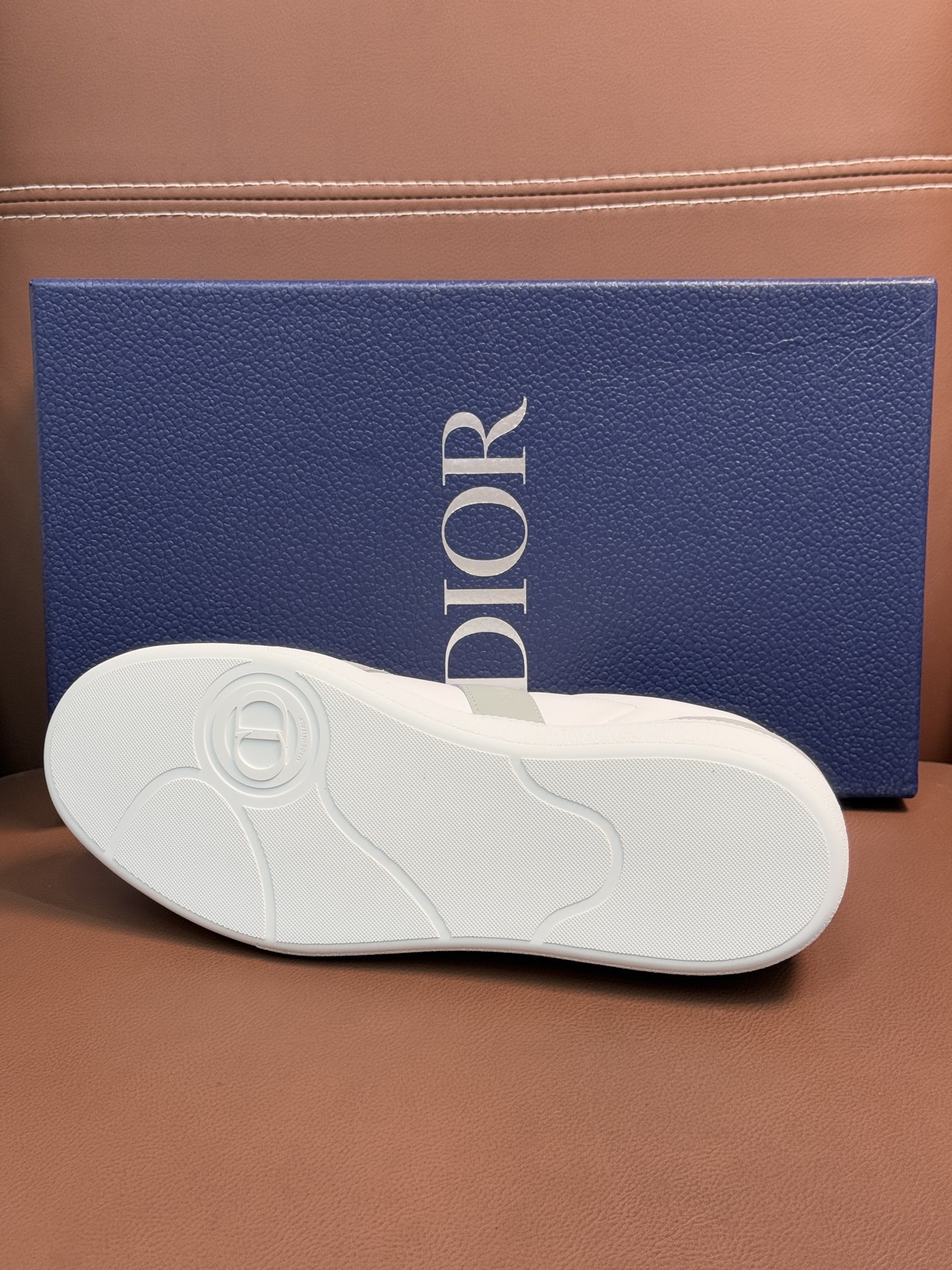 【 Dior】迪奥 P390💰
-高端品质 原单🔍🔍🔍休闲运动板鞋
-鞋面:原版🔝纳帕小牛皮、品牌图腾布匹、内帮空压品牌Logo、鞋舌.后跟:丝印品牌logo
-内里:水染牛皮,垫脚;品牌帆布
-大底:超轻TPR橡胶;成型大底
-超高品控·做工精细:凸显(高端·贵气·档次)
-Size :39-45(38,46,可订做)