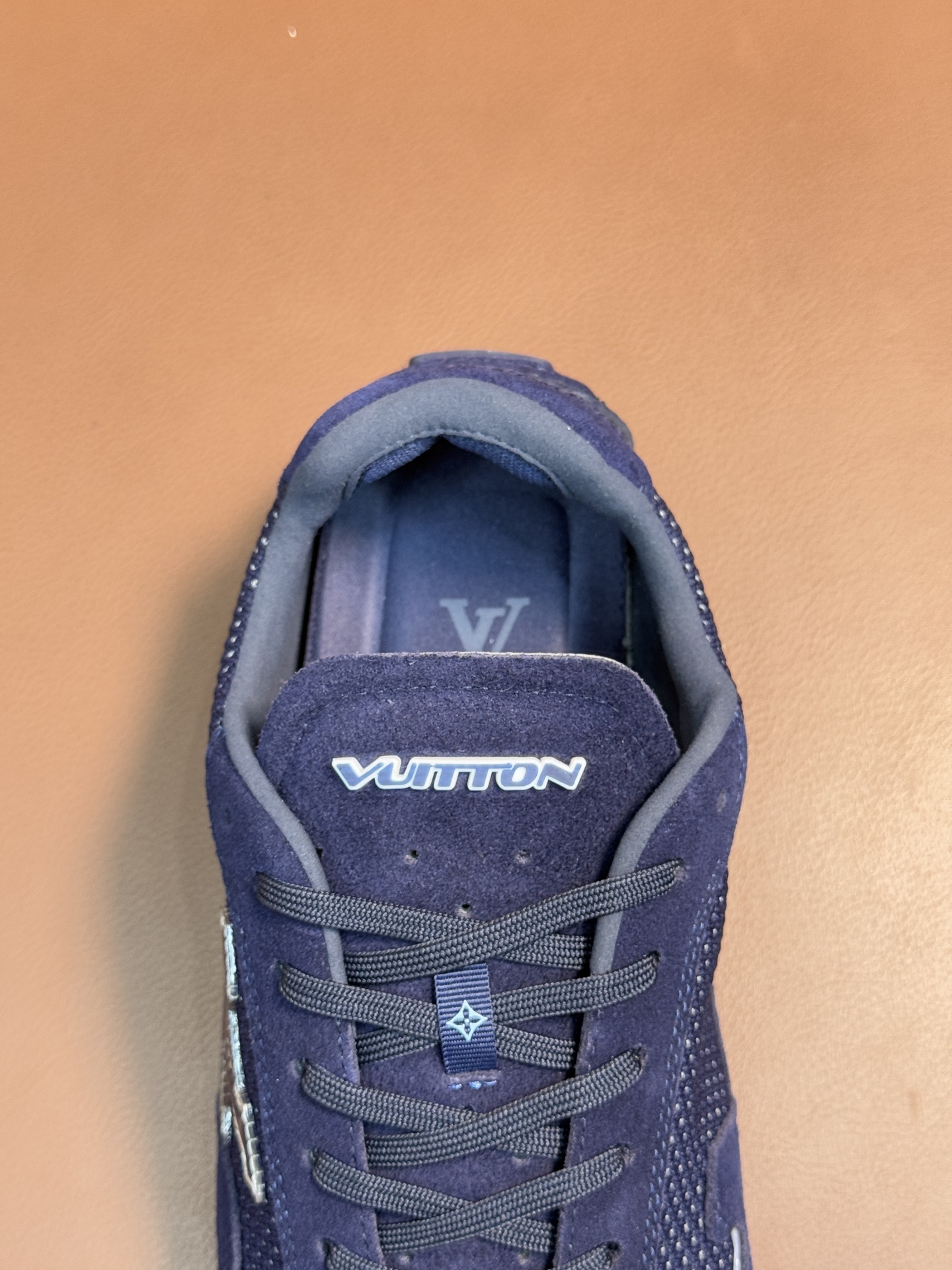 L.v款休闲 运动鞋,本款 Run
Away 运动鞋选用进口一体飞织打造,橡胶外底延续跑鞋设计,缀Monogram 花卉,Lv字母标注鞋舌,路易威登巴黎标识点缀后部。
搭配品牌标识棉垫脚,网面内里拼接包裹,上脚舒适透气!p410 Size:39-44(45定制)